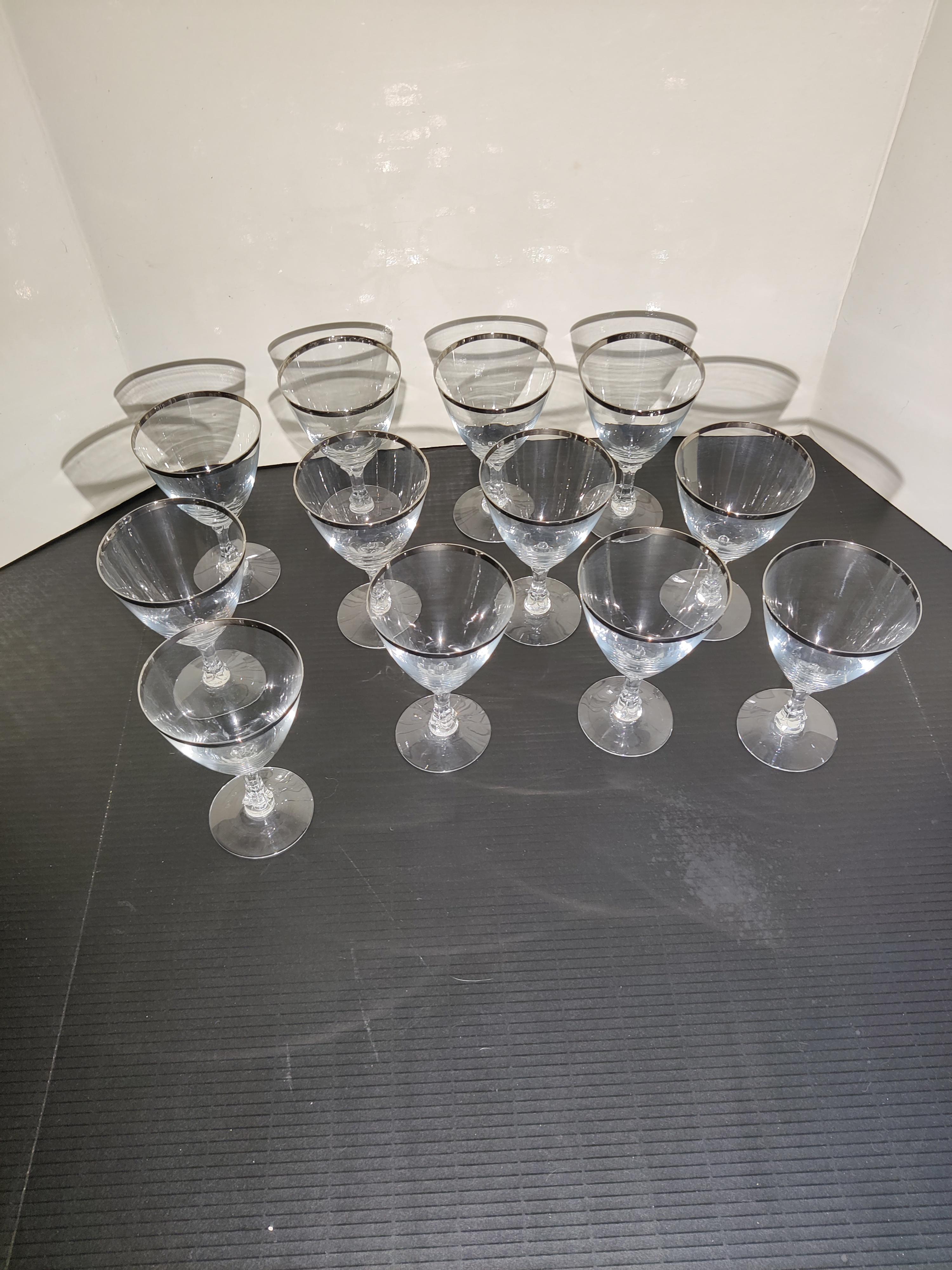 Set de 12 Fostoria  alianza anillo de platino copas de agua
El borde de las gafas está en muy buen estado.   Parece no haber estado nunca en el lavavajillas. 
Firma de Fostoria en la parte inferior. 
La base es 2.88.975