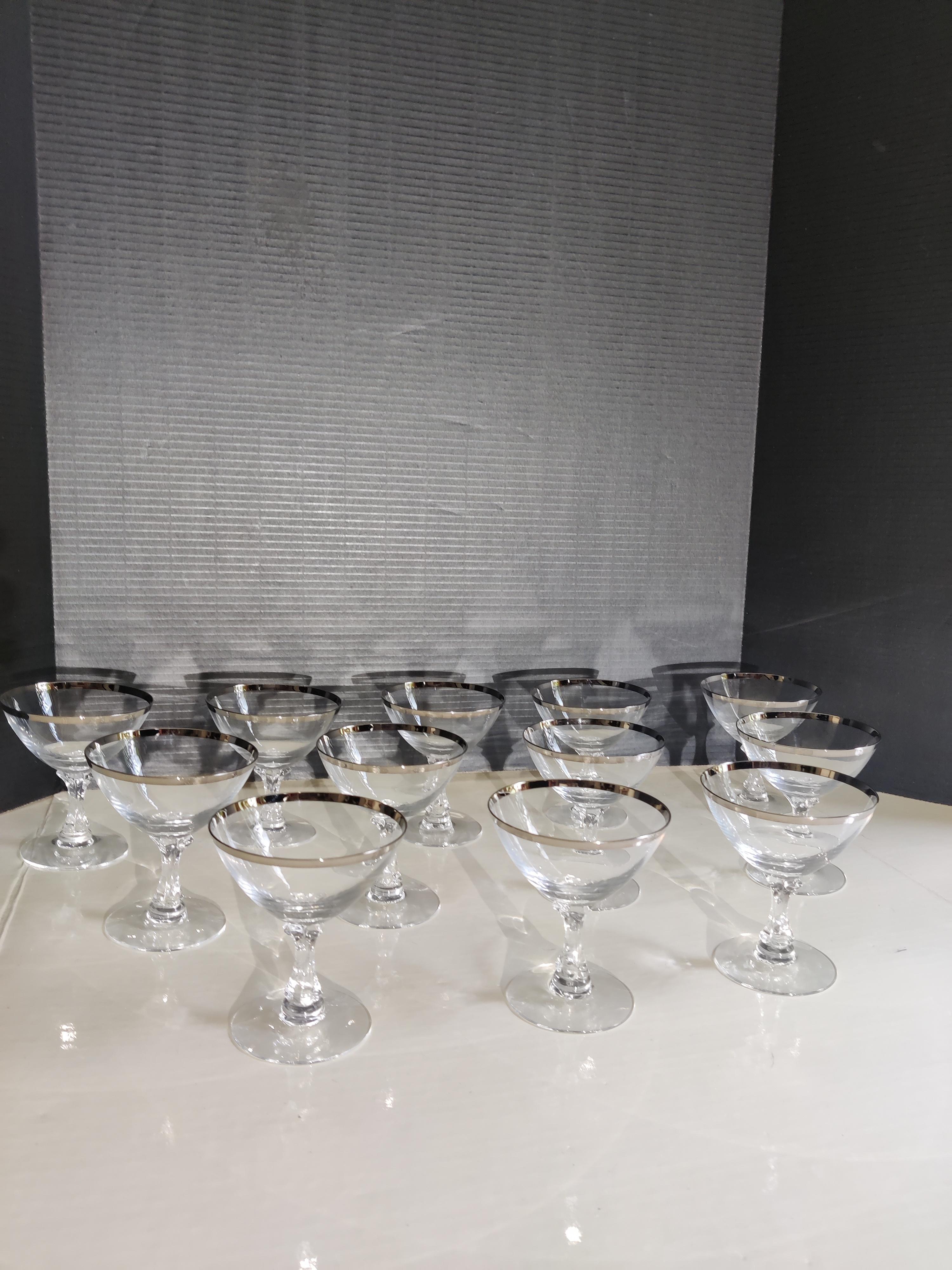 Set di 12 bicchieri da vino / sorbetto Fostoria con anello nuziale in platino
Firmato Fostoria sul fondo.
Ottime condizioni.   Anello di platino in buono stato.
Base 2,75
