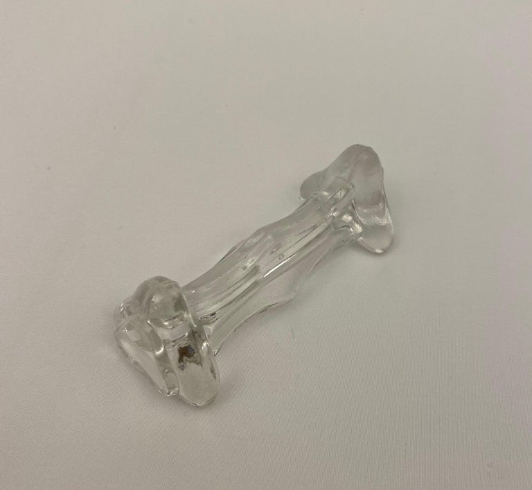 Un charmant coffret de 12 couteaux en verre moulé repose en forme de