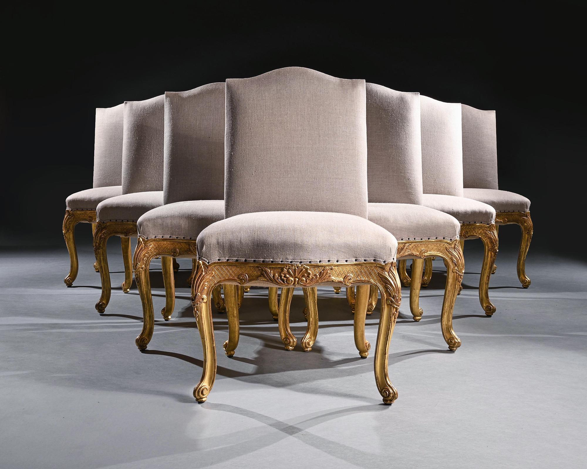 An attractive fine quality set of a twelve French giltwood dining / salon chairs in the Louis XV style upholstered in an Irish linen.

French circa 1940.

This elegant set of 12 dining chairs have been executed in the finest manner with superior