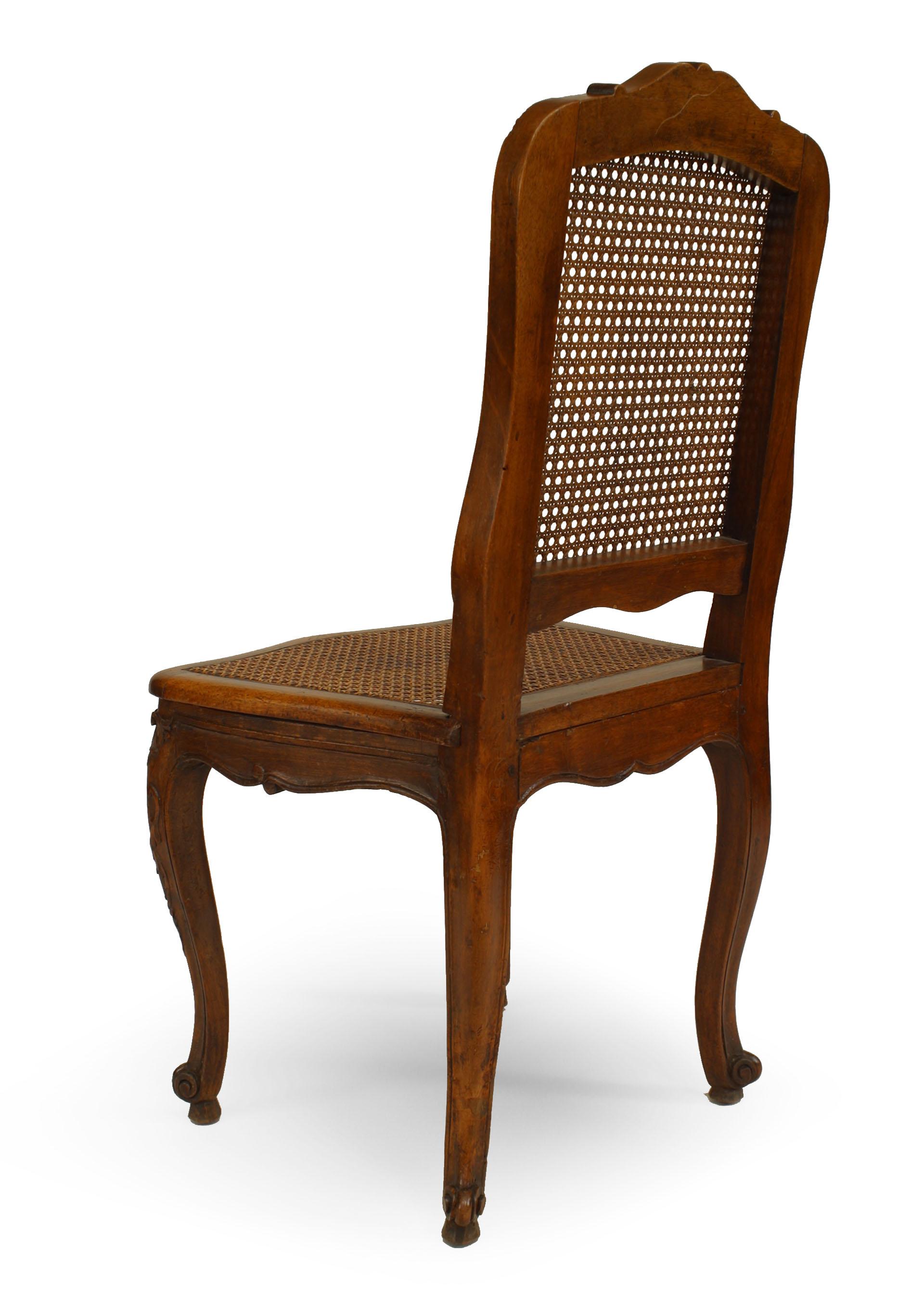 Satz von 12 französischen Beistellstühlen im Louis XV-Stil aus Nussbaumholz mit Sitz und Rückenlehne aus Schilfrohr (19. Jh.)
 