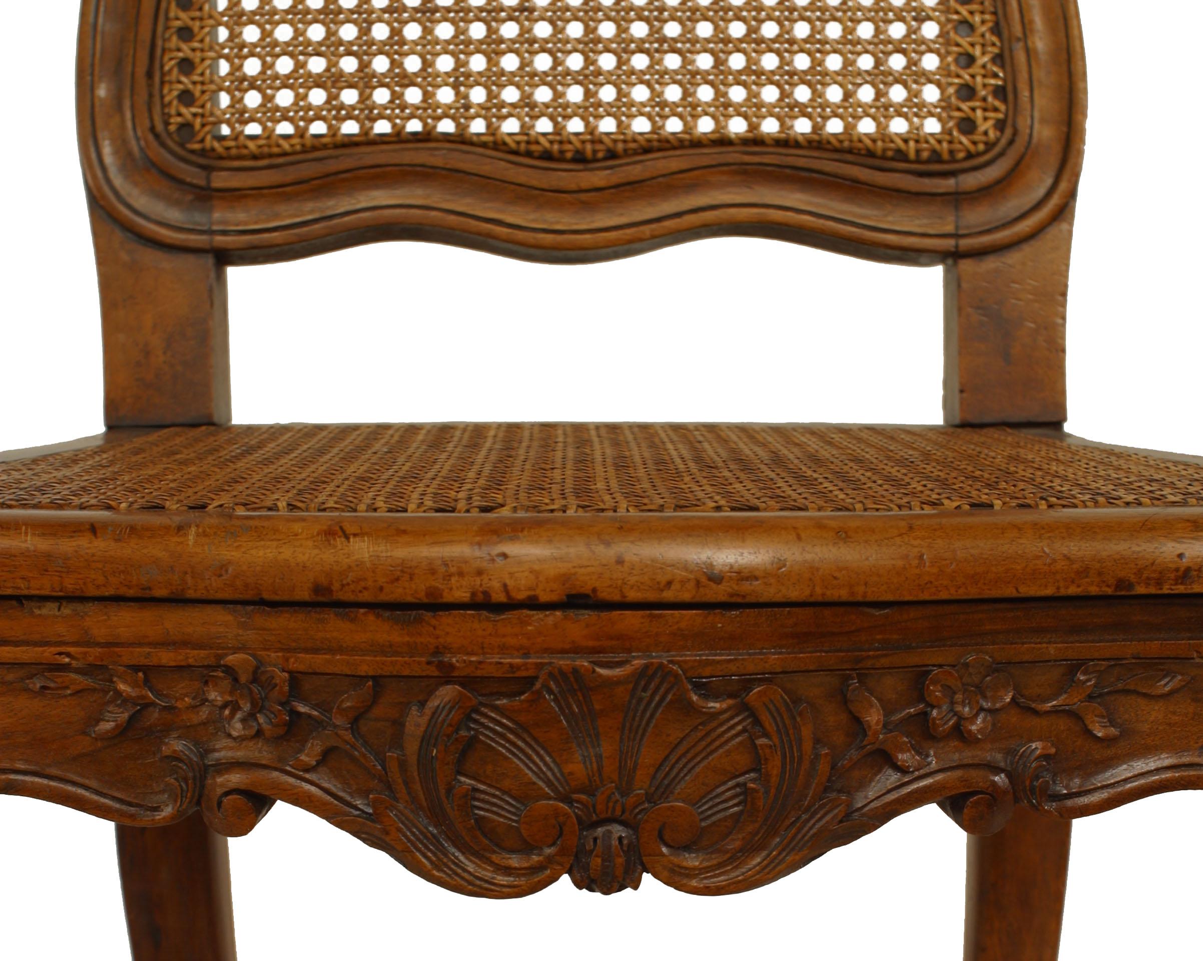 Set von 12 französischen Louis-XV-Beistellstühlen aus Nussbaumholz (Louis XV.) im Angebot