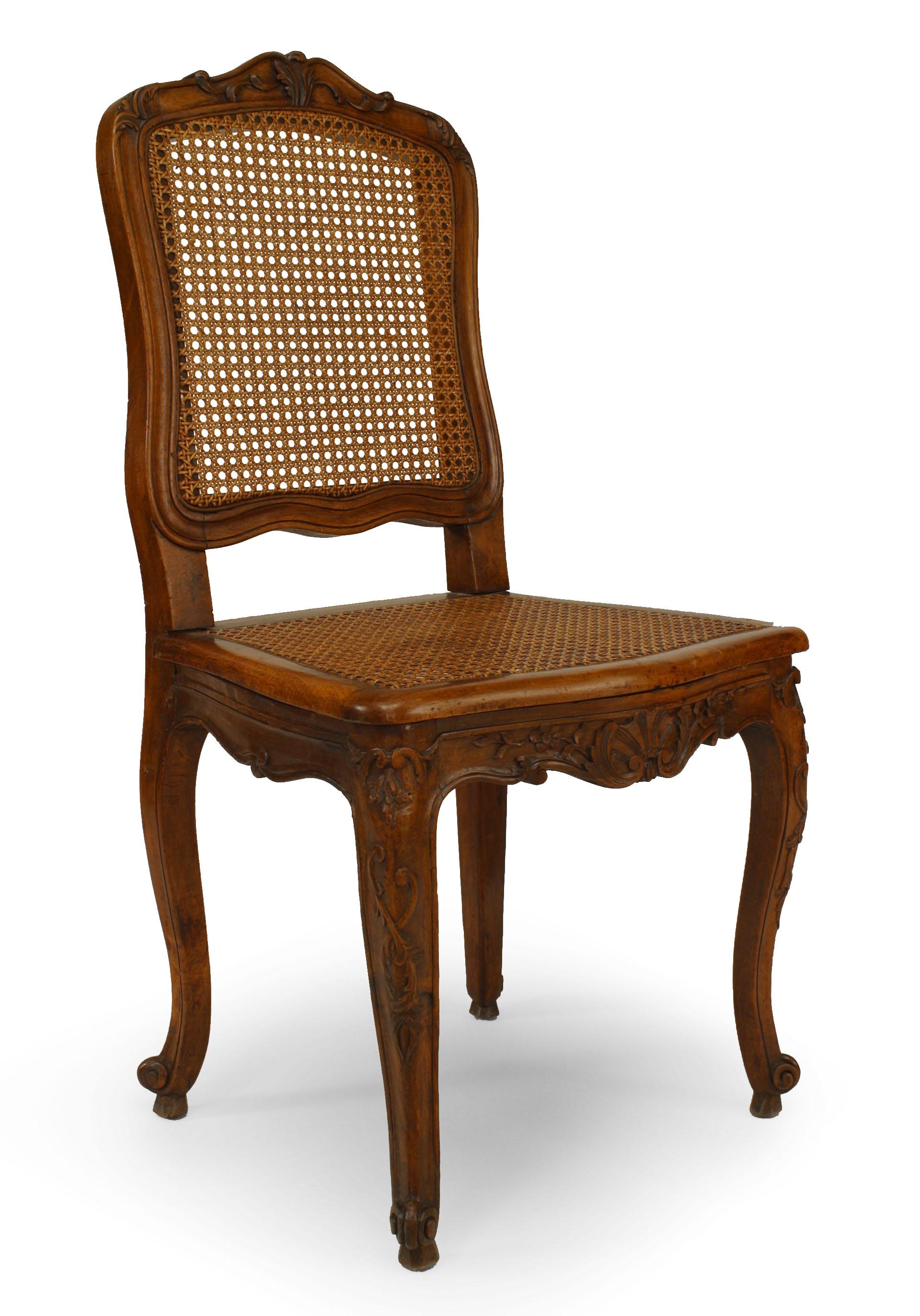 Set von 12 französischen Louis-XV-Beistellstühlen aus Nussbaumholz im Zustand „Gut“ im Angebot in New York, NY