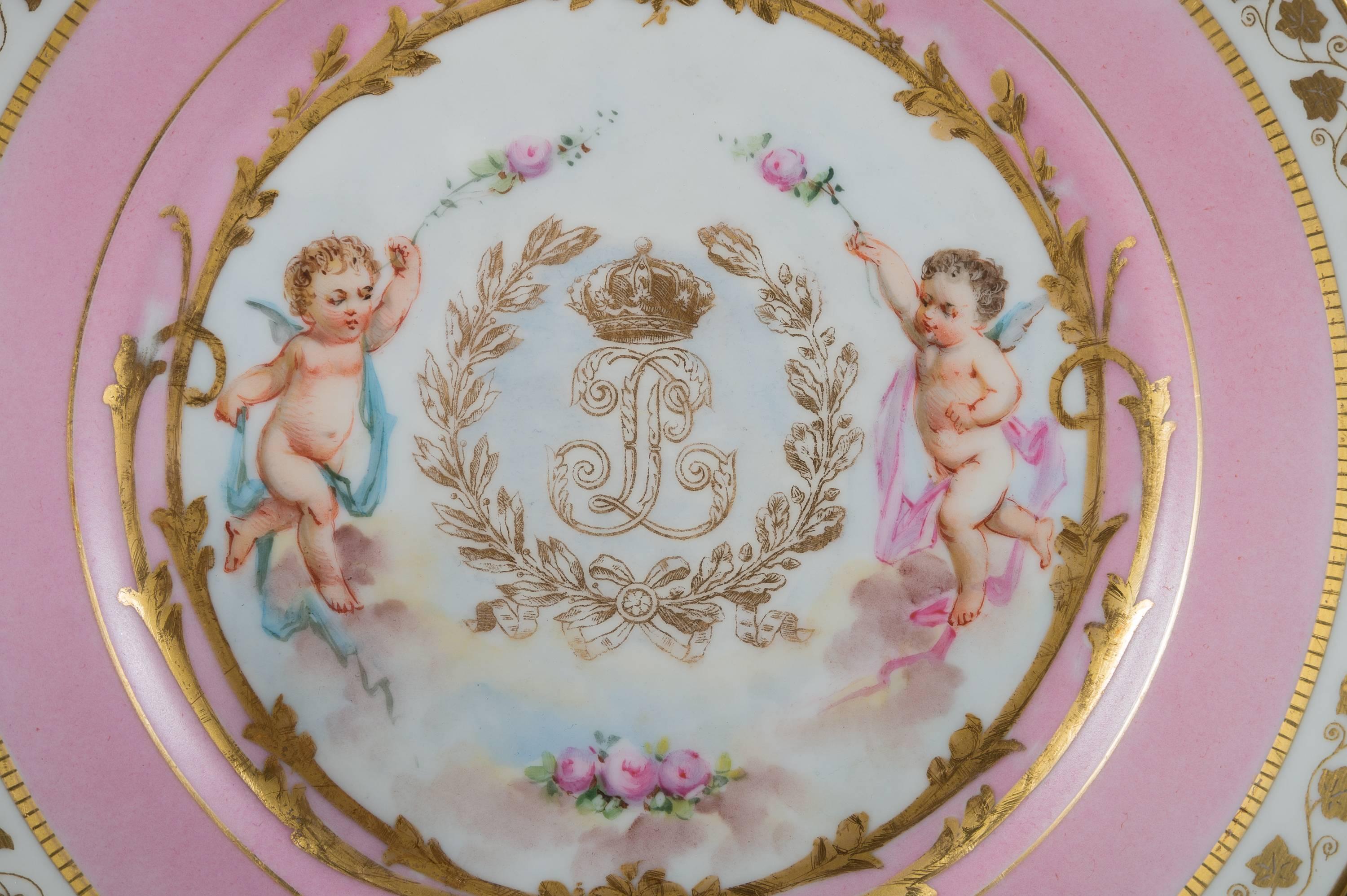 Français Lot de 12 assiettes en porcelaine de Sèvres peintes en rose en vente