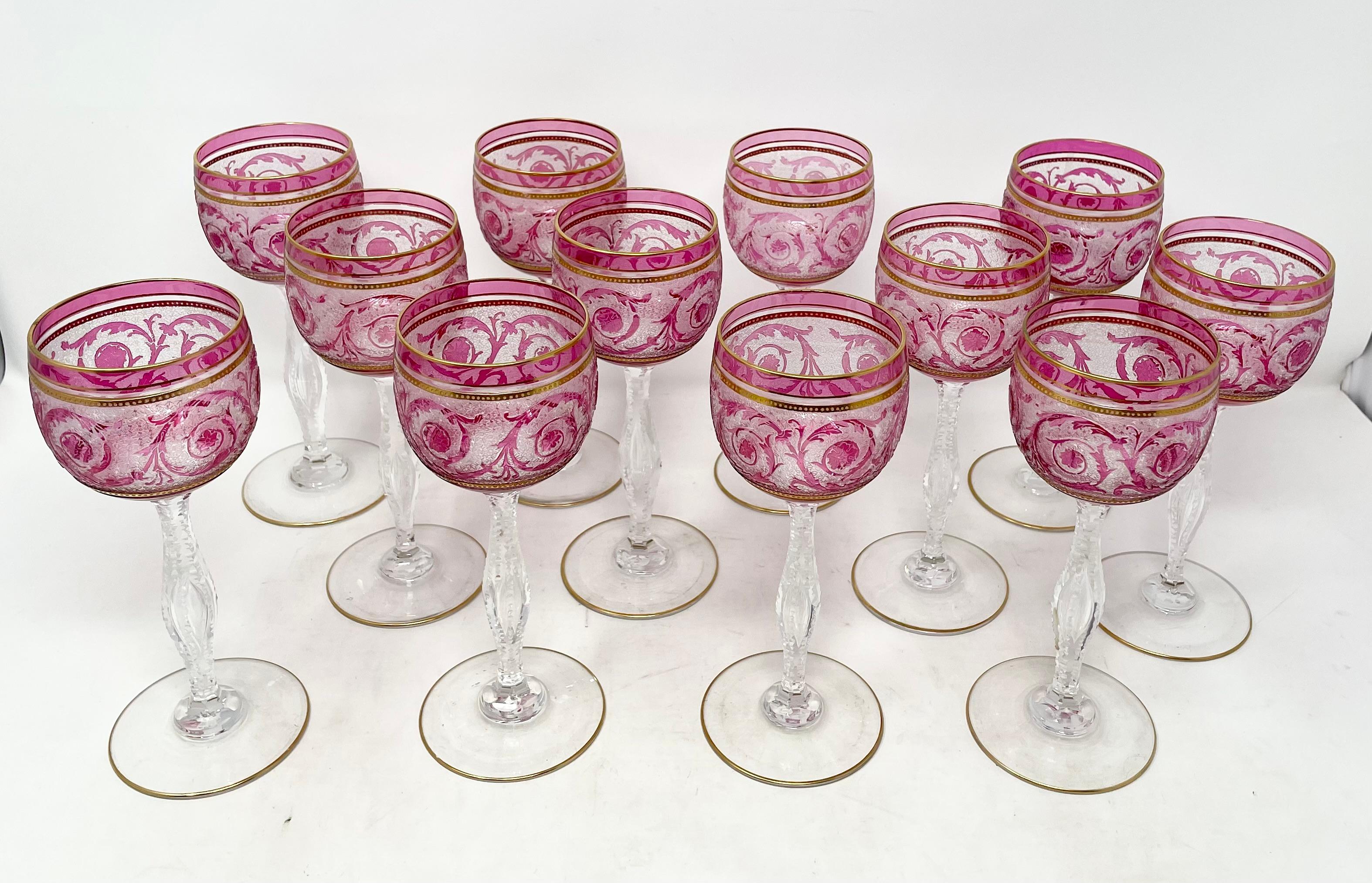 Français Lot de 12 verres à vin en cristal français St. Louis Crystal Cranberry Acid-Cut with Gold. en vente