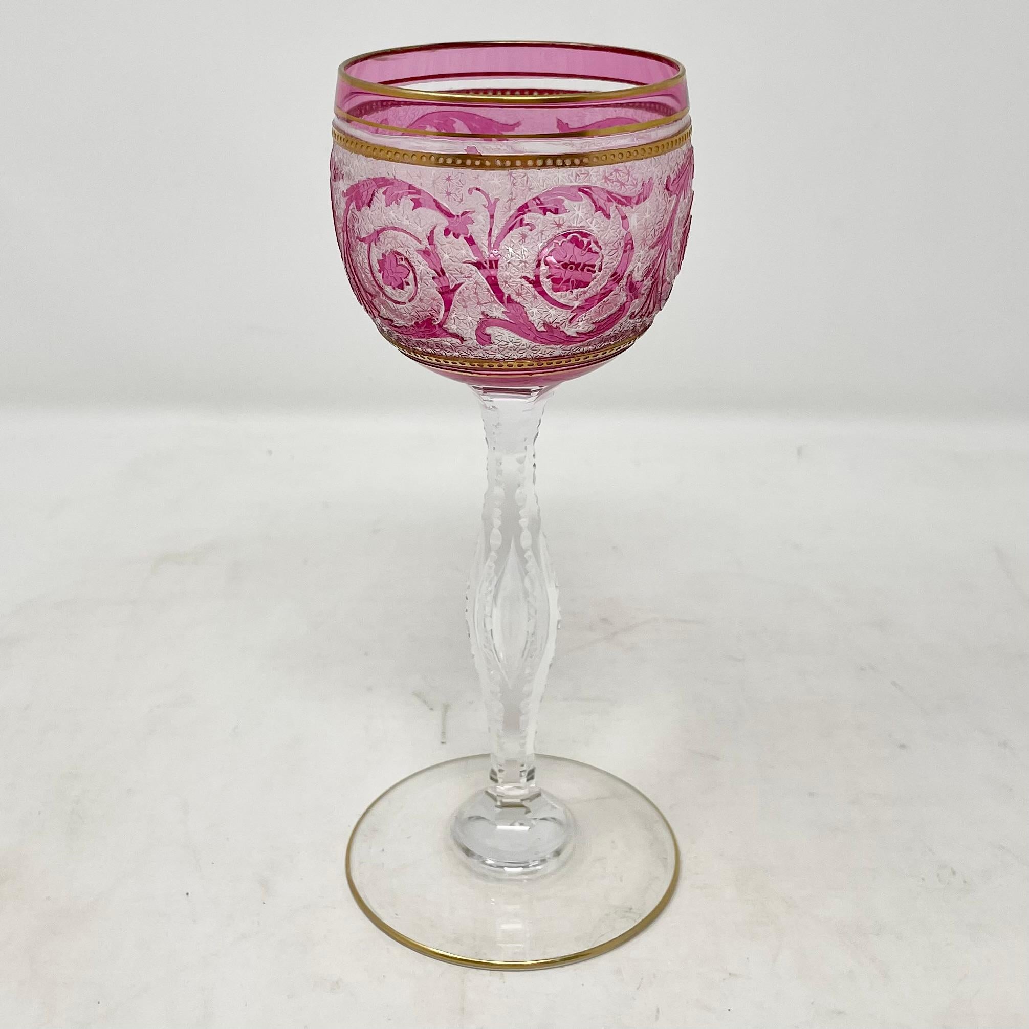 Lot de 12 verres à vin en cristal français St. Louis Crystal Cranberry Acid-Cut with Gold. Bon état - En vente à New Orleans, LA