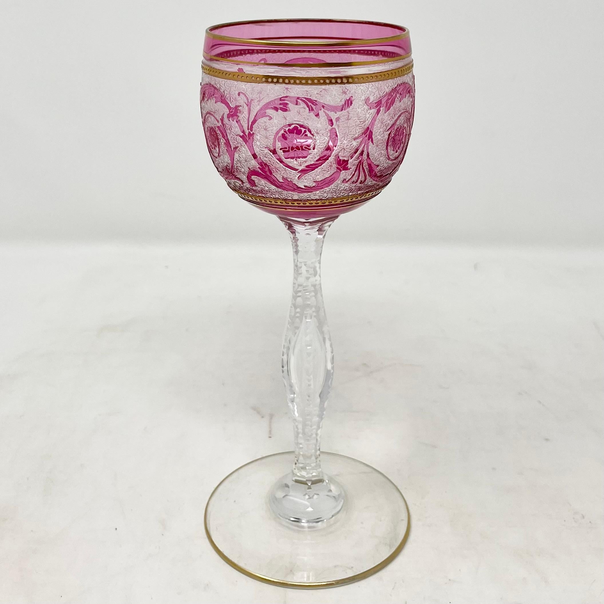 20ième siècle Lot de 12 verres à vin en cristal français St. Louis Crystal Cranberry Acid-Cut with Gold. en vente