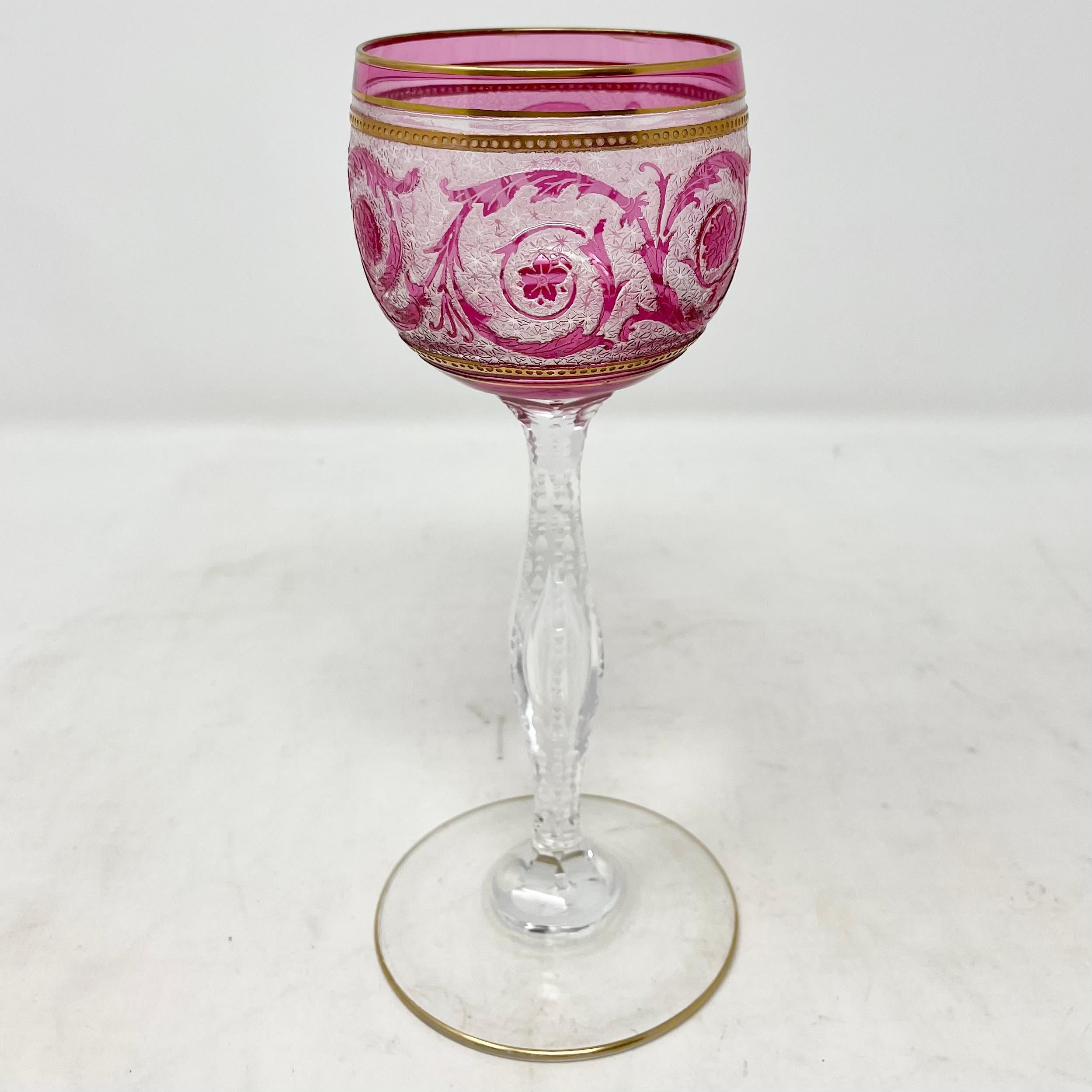 Cristal Lot de 12 verres à vin en cristal français St. Louis Crystal Cranberry Acid-Cut with Gold. en vente
