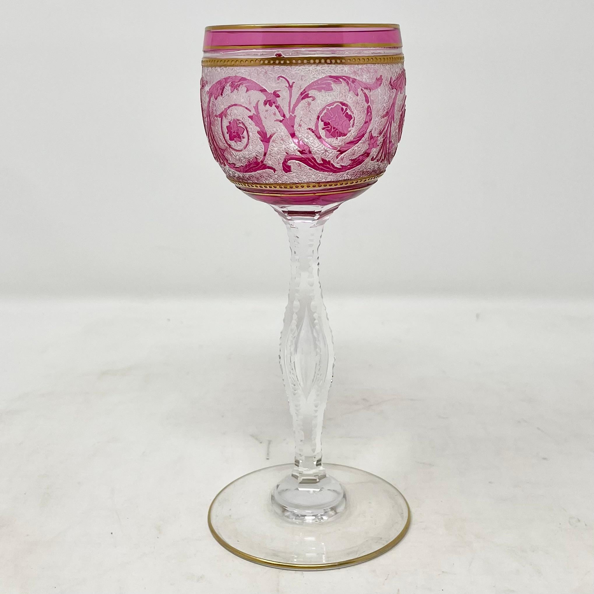 Lot de 12 verres à vin en cristal français St. Louis Crystal Cranberry Acid-Cut with Gold. en vente 1