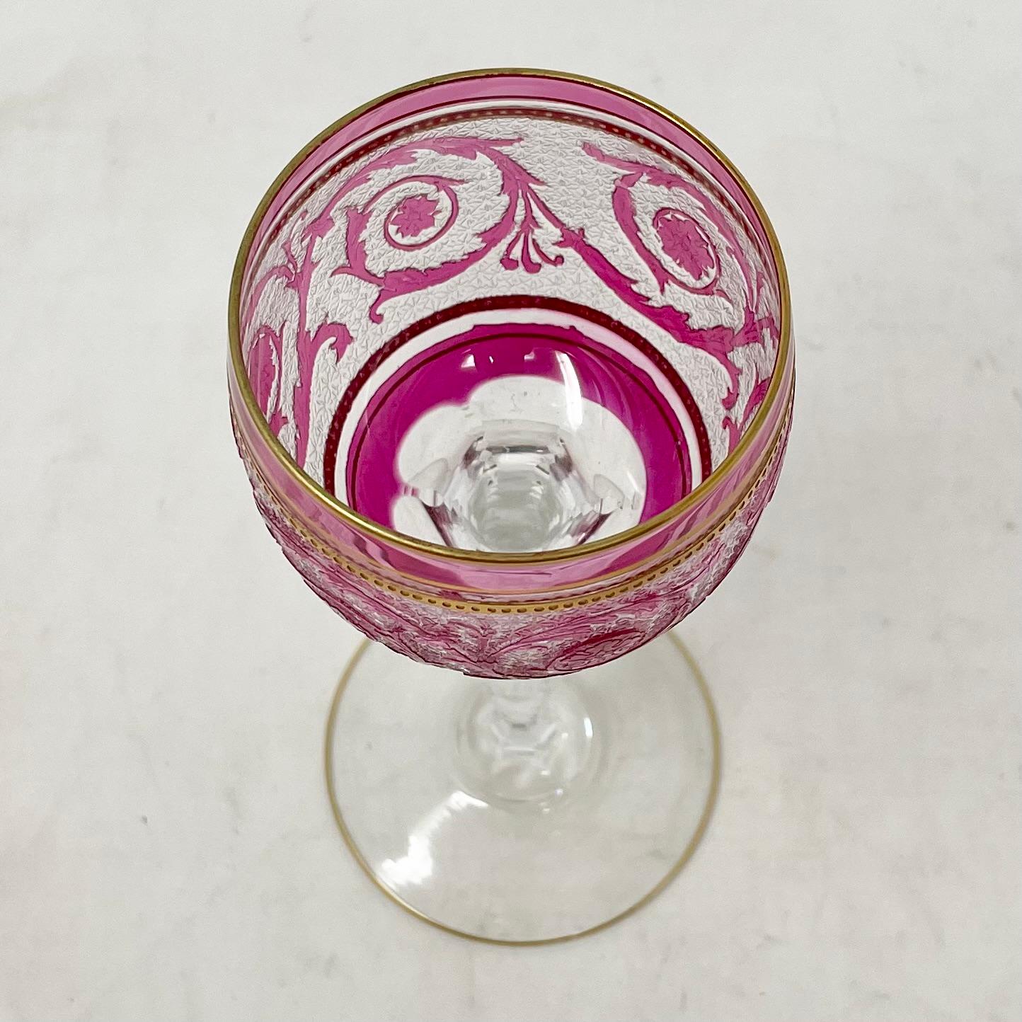 Lot de 12 verres à vin en cristal français St. Louis Crystal Cranberry Acid-Cut with Gold. en vente 2