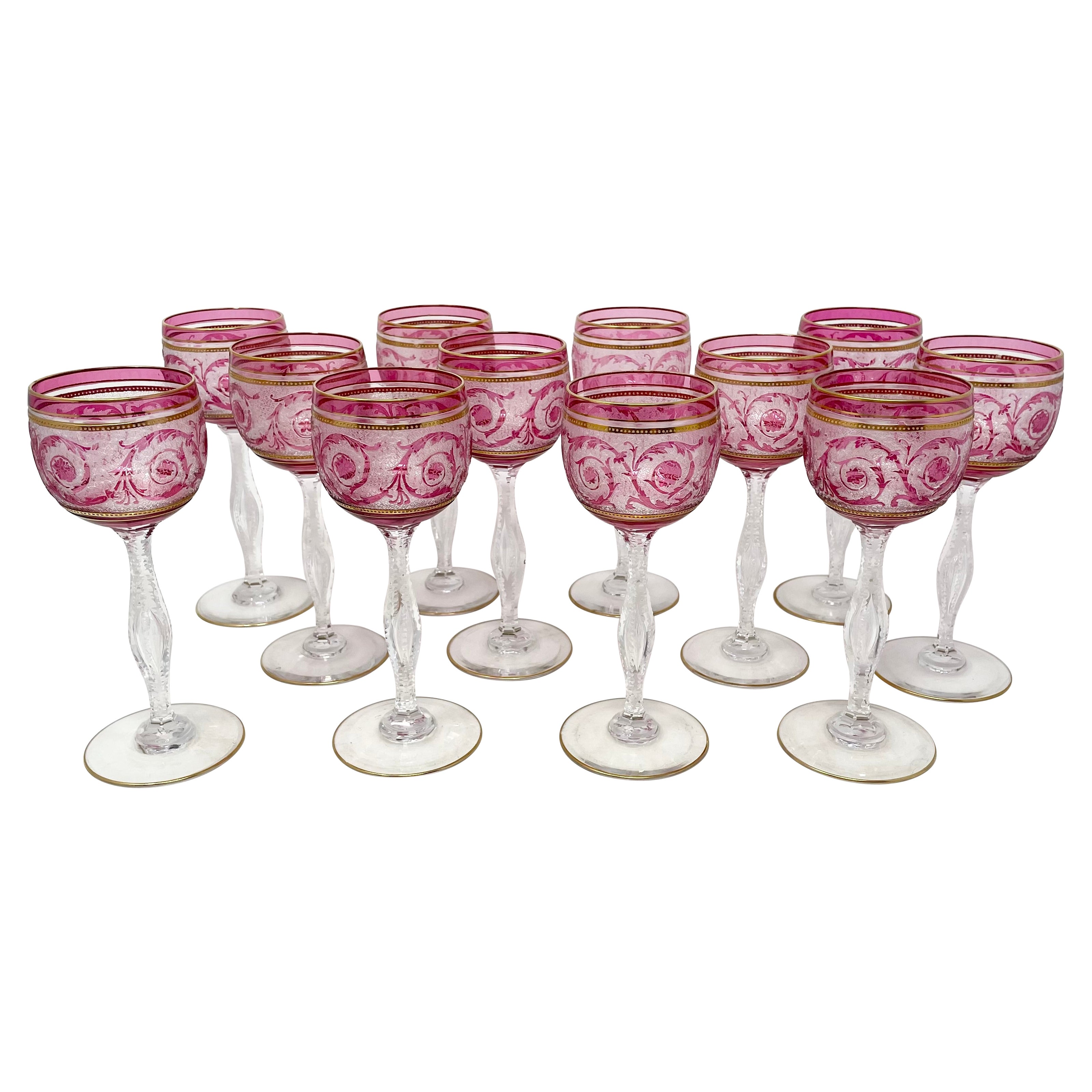 Lot de 12 verres à vin en cristal français St. Louis Crystal Cranberry Acid-Cut with Gold. en vente