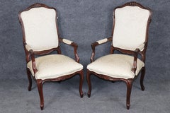 Lot de 12 chaises de salle à manger sculptées de style Louis XV à dossier haut, datant du milieu du XXe siècle