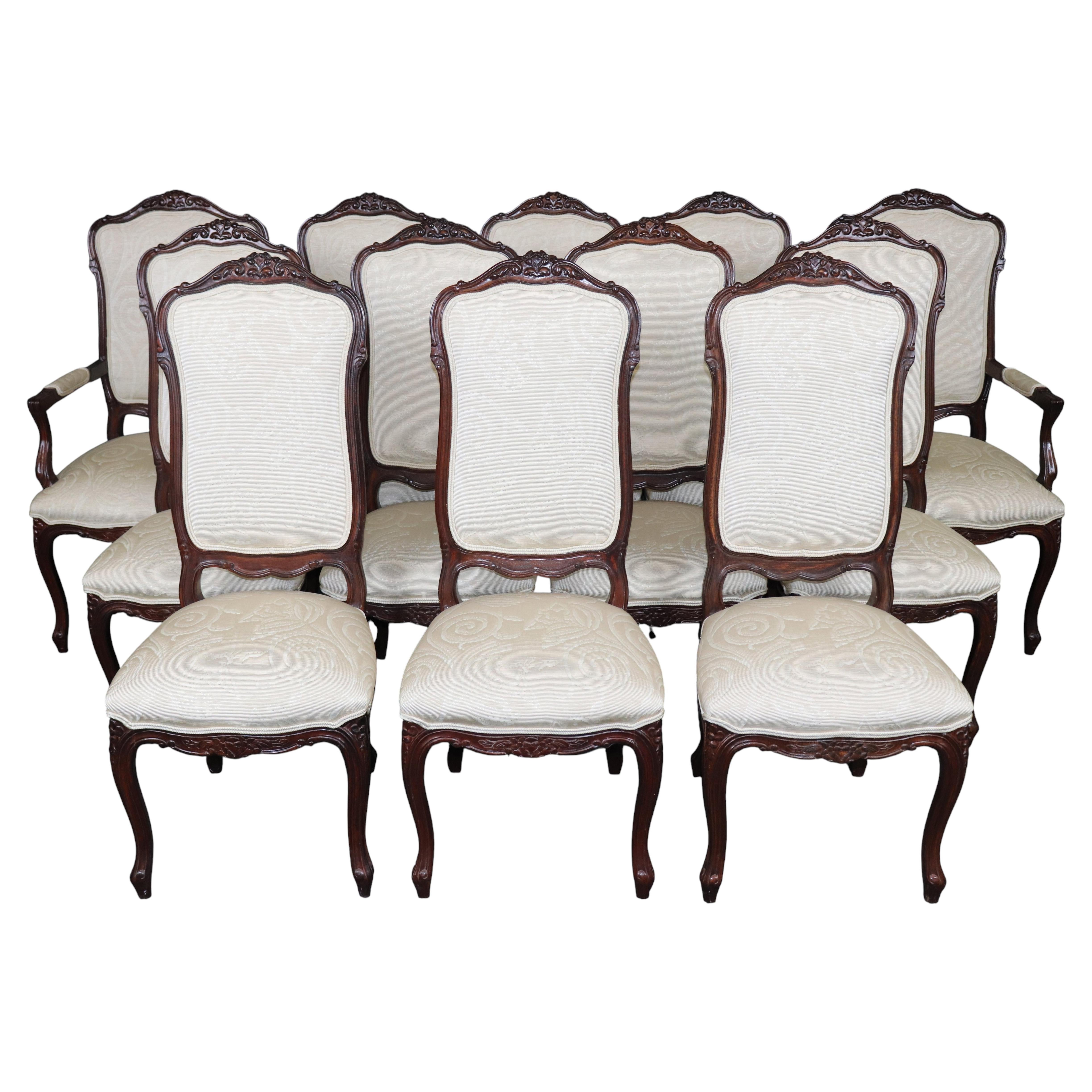 Lot de 12 chaises de salle à manger sculptées de style Louis XV à dossier haut, datant du milieu du XXe siècle