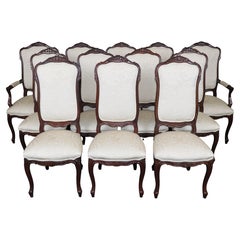 Lot de 12 chaises de salle à manger sculptées de style Louis XV à dossier haut, datant du milieu du XXe siècle
