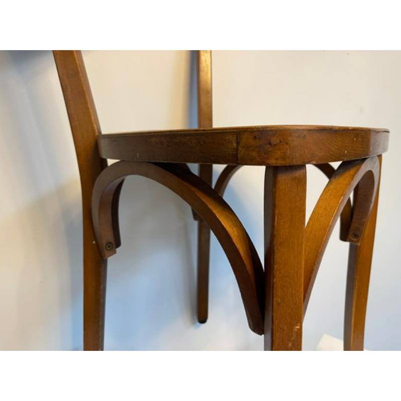 Set di 12 sedie da bistrot francesi in legno di Baumann, 1960
 
 Design vintage
 Provenienti da uno stock di Bistrot del 1960 circa, in buone condizioni generali, nella loro patina originale, sarà semplicemente necessario passare la cera.
 Per il