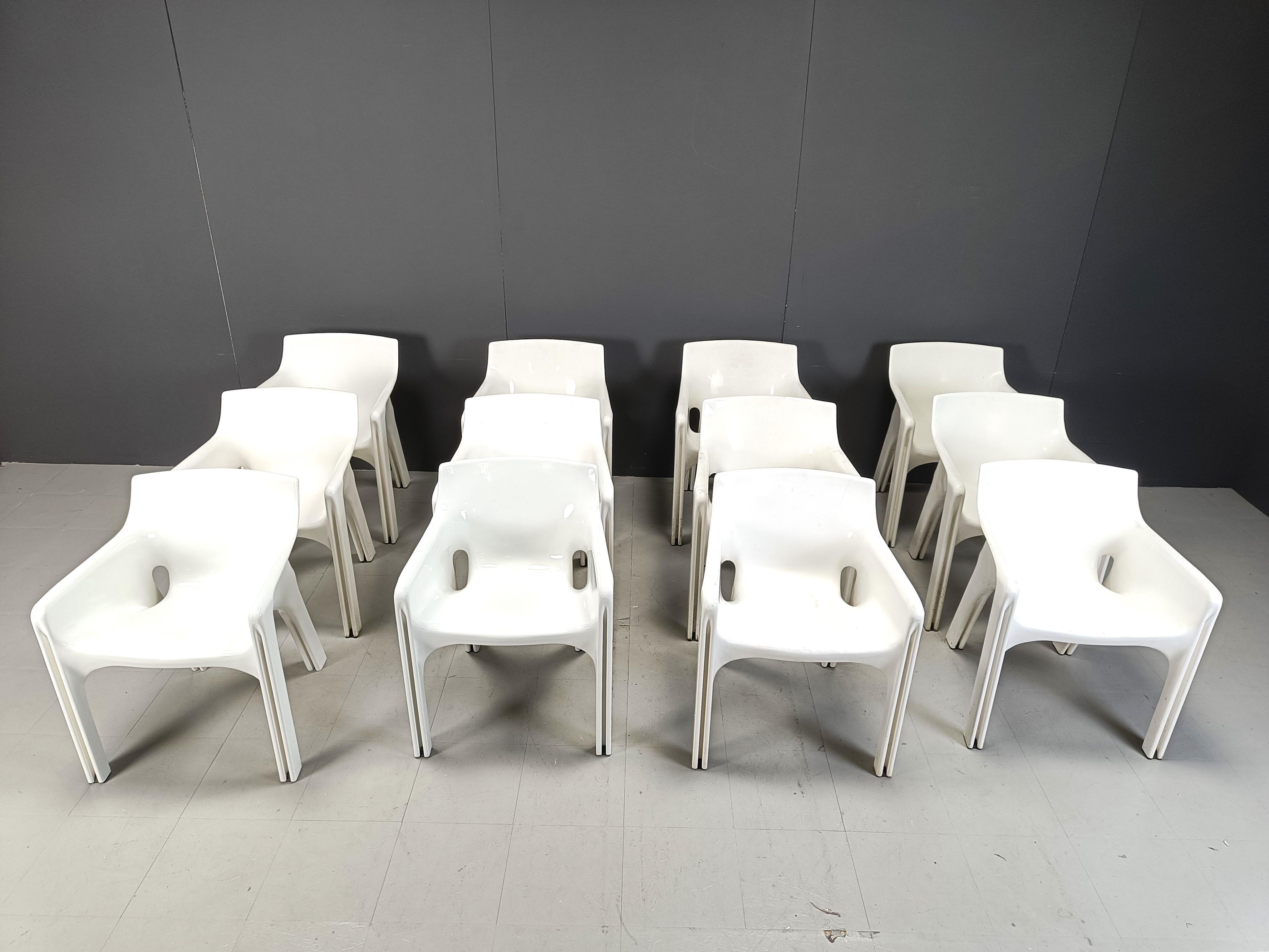 Set di 12 poltrone/sedie da pranzo 'Gaudi' disegnate da Vico Magistretti e prodotte da Artemide negli anni '70.

Queste sedie dal design italiano dell'era spaziale sono realizzate in poliestere rinforzato con fibra di vetro.

Buono stato

Su tutte