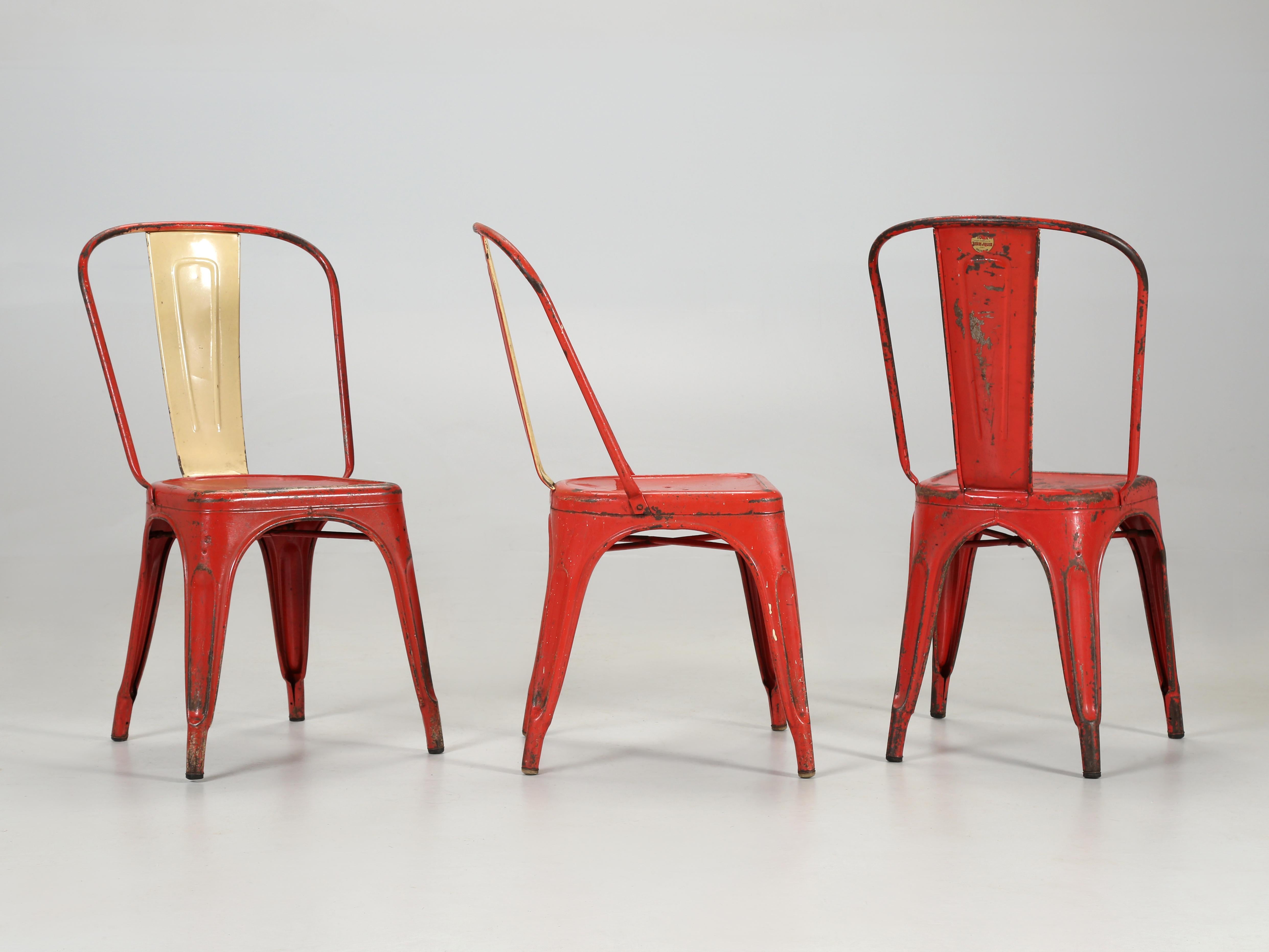Authentiques chaises européennes Tolix fabriquées à la main, avec leur étiquette dorée TOLIX d'origine. Alors que certains revendeurs prétendent avoir quelques ensembles en stock, nous n'avons pas des dizaines, ou des centaines, nous avons plus d'un