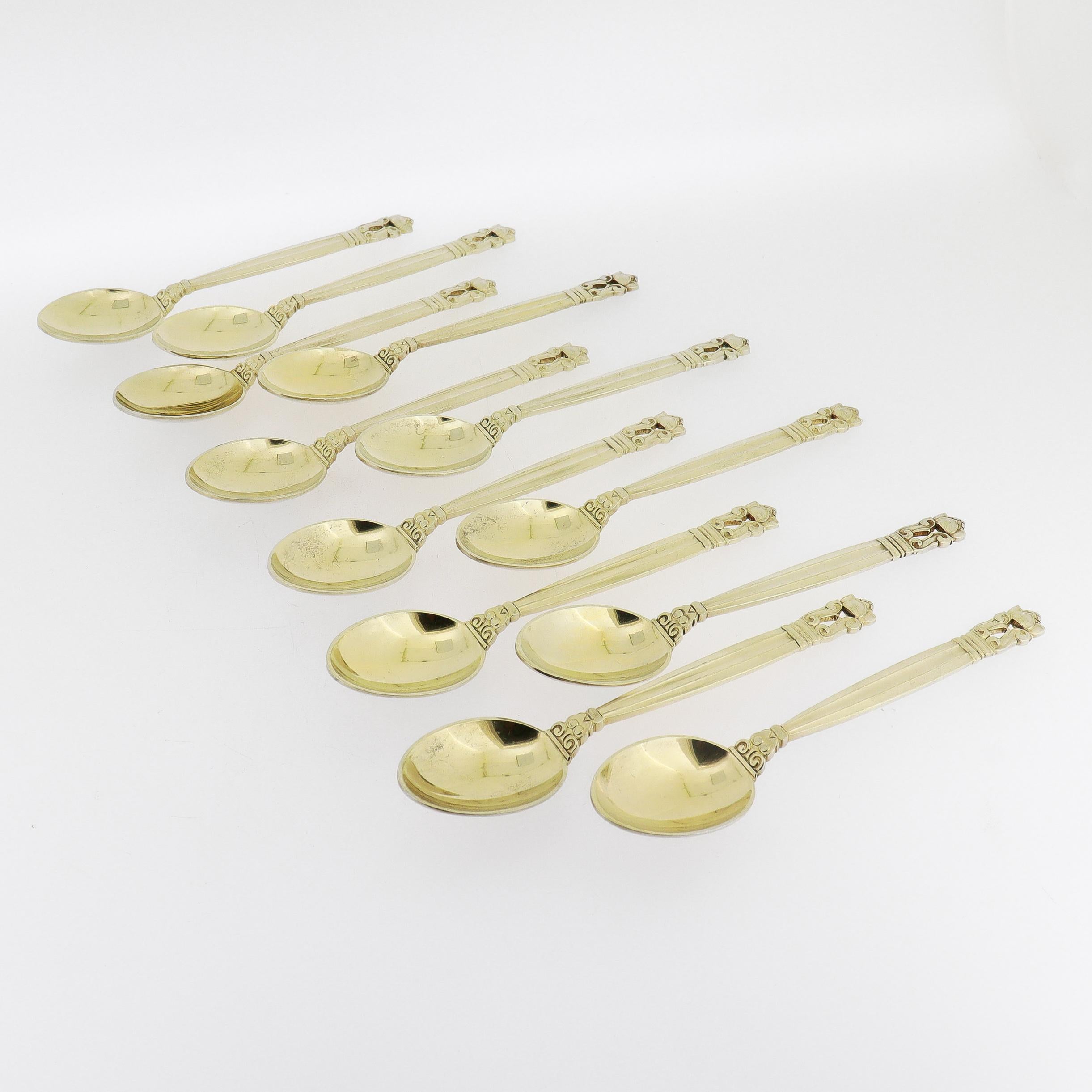 Ein feiner Satz von 12 signierten dänischen Mokka- oder Demitasse-Löffeln.

Von Georg Jensen.

Aus Sterlingsilber.

Im Acorn-Muster.

Jede mit Gold gewaschen.

Einfach ein wunderbares Set von Jensen Acorn Löffeln!

Datum: 
20.