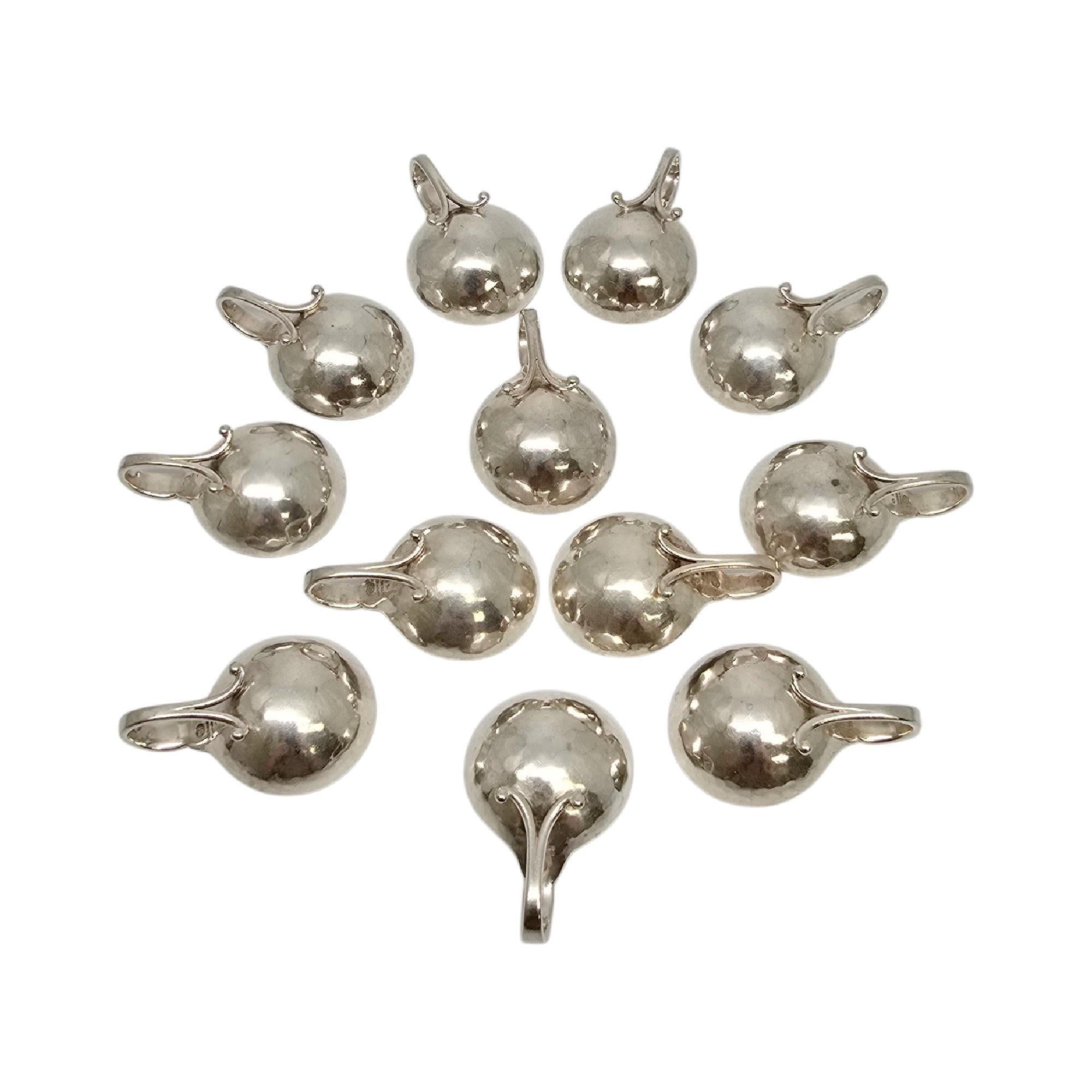 Set di 12 saliere vintage in argento sterling di Georg Jensen Denmark con Monogram, modello #110.

Il monogramma sembra essere H. H.

Queste saliere presentano una finitura leggermente martellata e un manico curvo. I marchi di garanzia datano questi