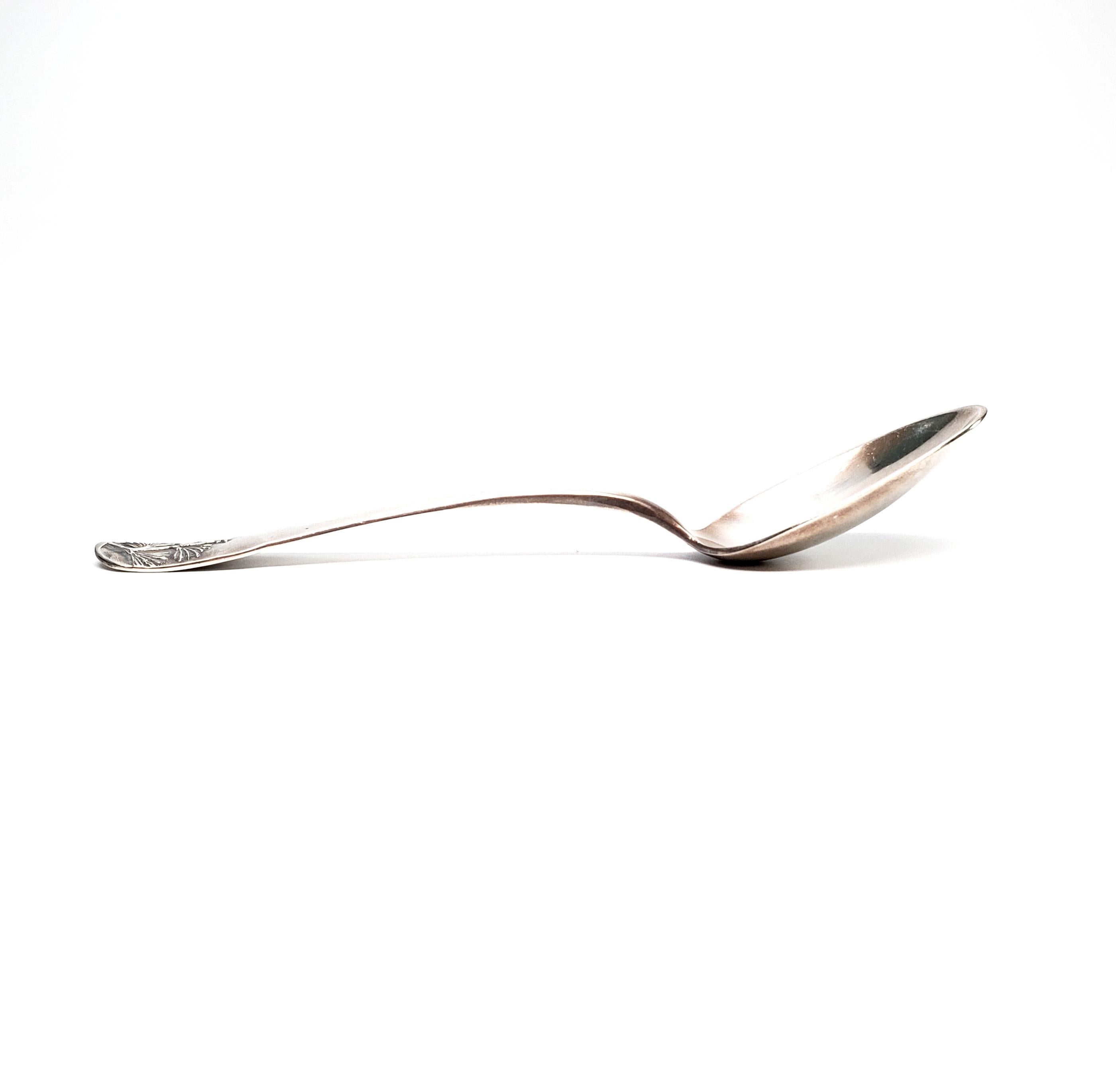 Sconosciuto Set di 12 cucchiai Demitasse in argento sterling con motivo vegetale di George Shiebler in vendita