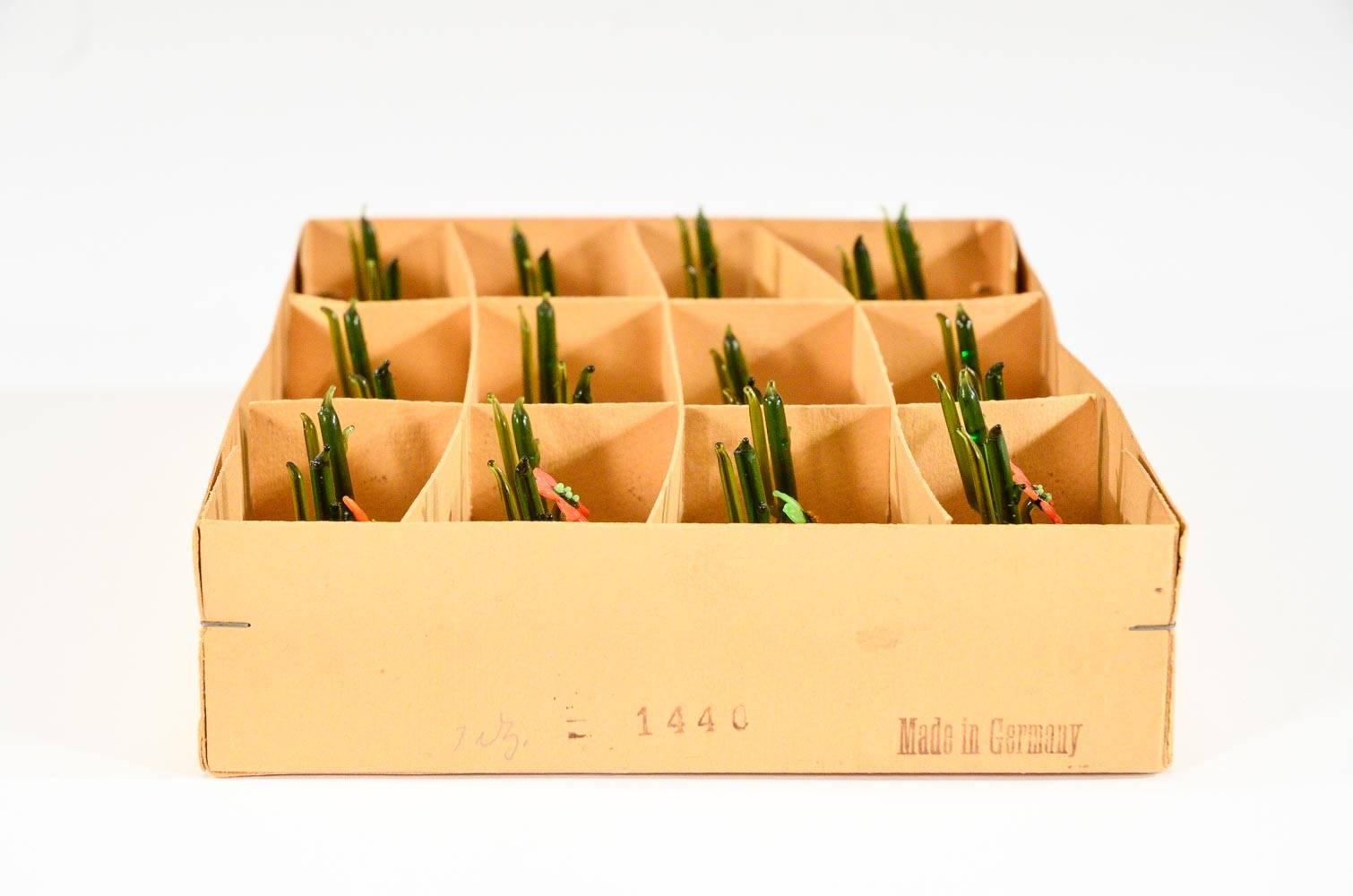 Art déco Ensemble de 12 cartes de table bimini allemandes soufflées à la main avec branches et fleurs vertes en vente