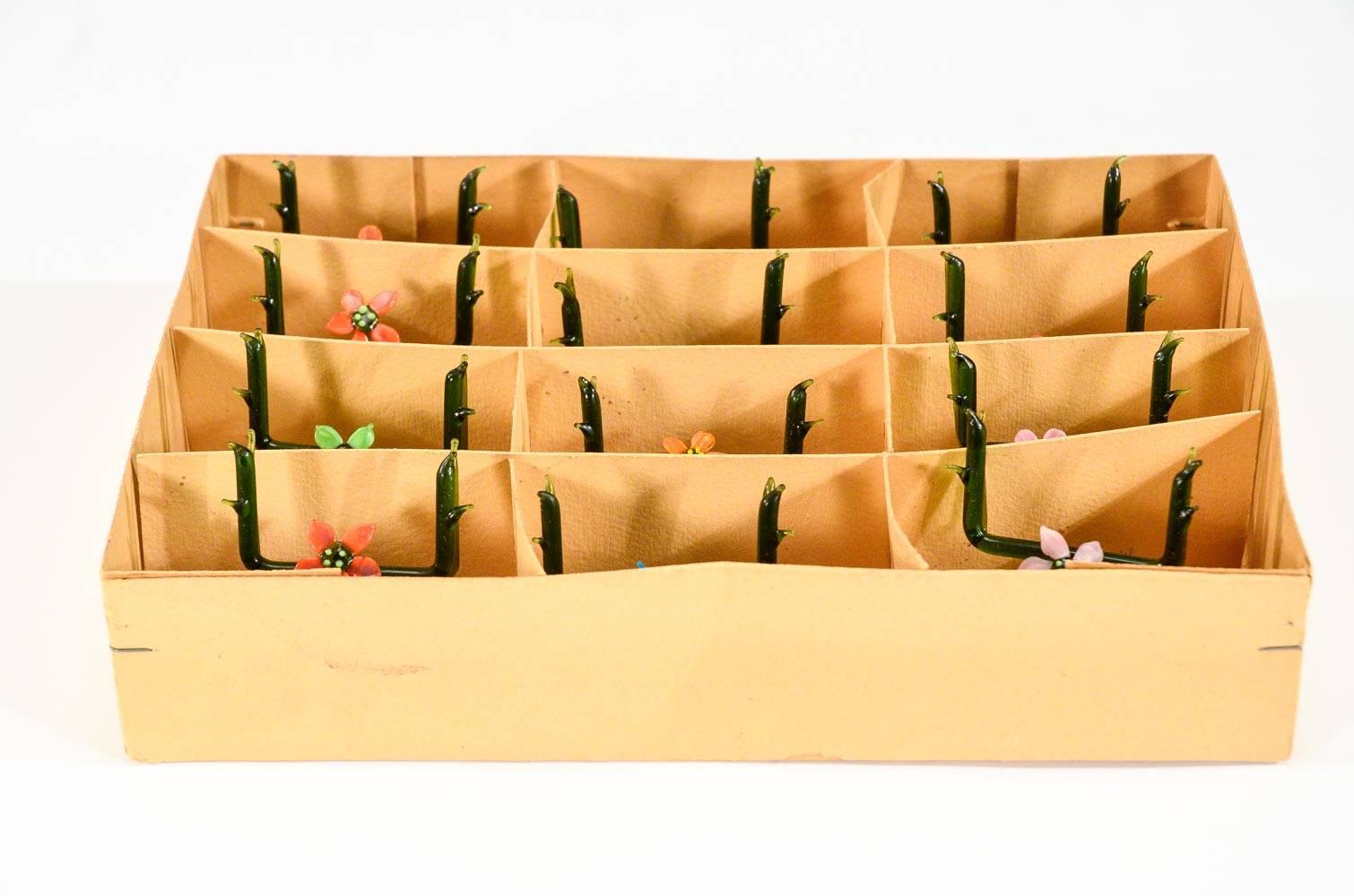 Allemand Ensemble de 12 cartes de table bimini allemandes soufflées à la main avec branches et fleurs vertes en vente