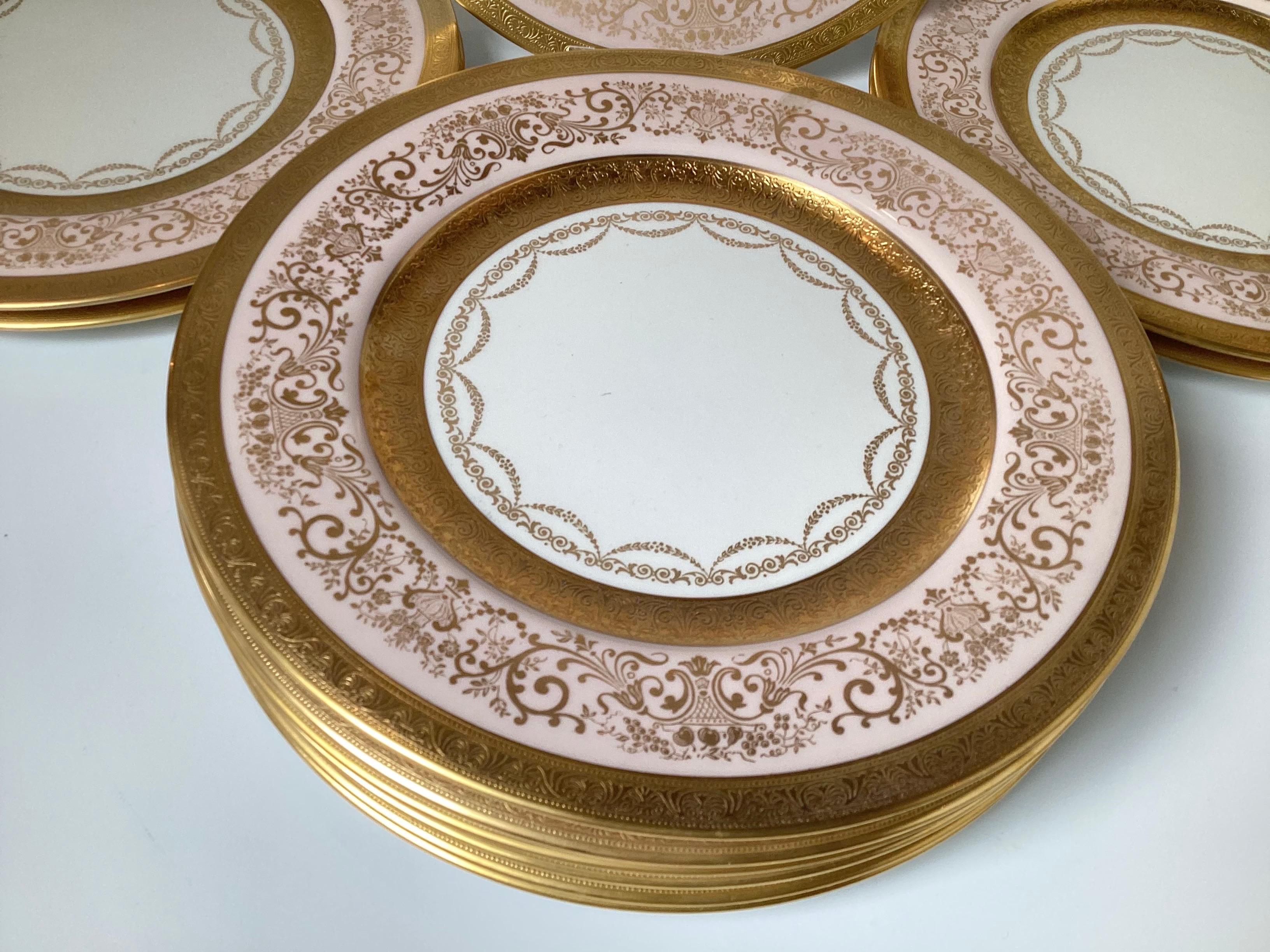Set von 12 mit Gold verzierten Esstellern mit rosa Blütenblattbordüren verzierten Platten  (Edwardian) im Angebot