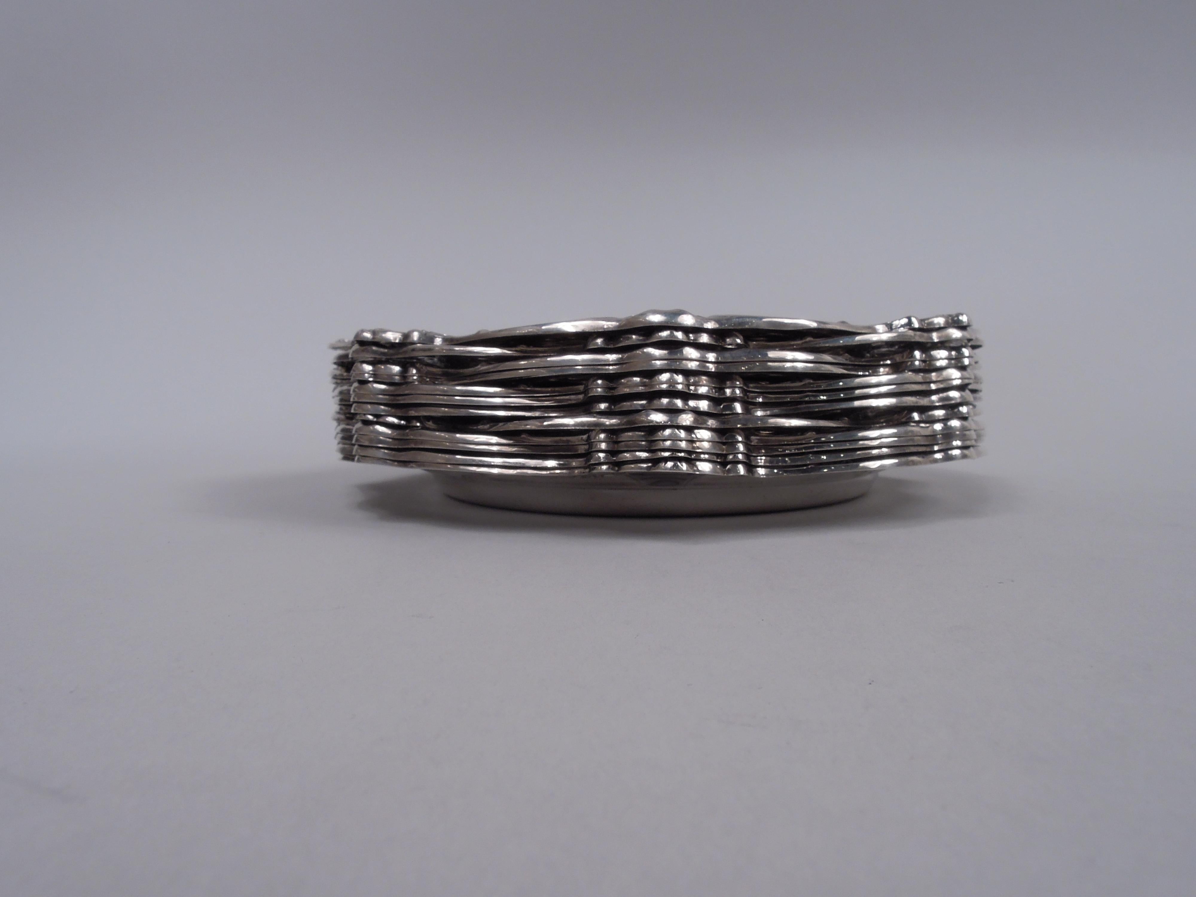 Ensemble de 12 assiettes à pain et à beurre en argent Chantilly-Duchesse. Fabriqué par Gorham à Providence. Chaque : Puits rond et uni. L'épaule est ornée de rinceaux estampés formant des cadres (vacants) et d'un bord à rinceaux entrecoupés de
