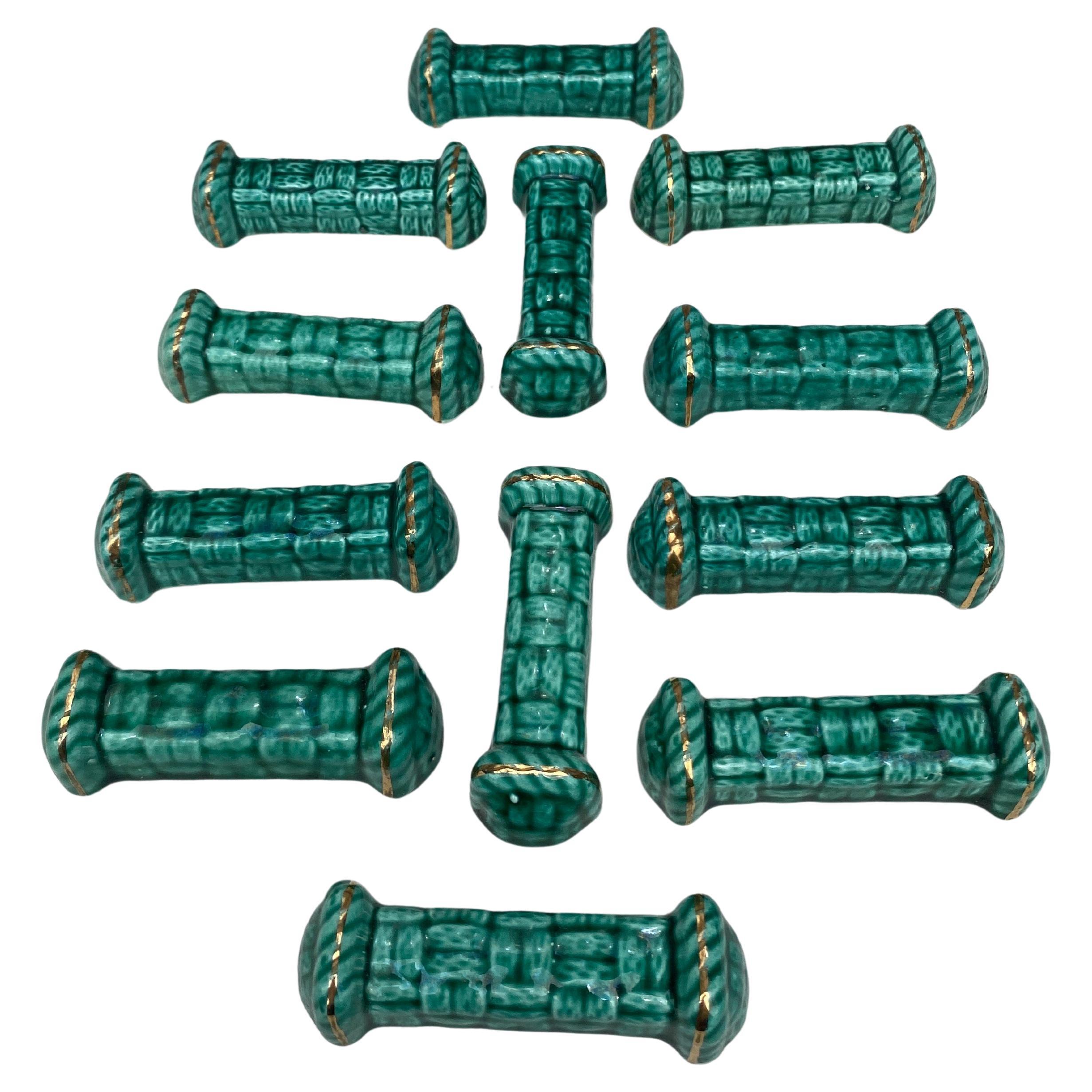 Juego de 12 apoyacuchillos de mayólica verde.
Vallauris, hacia 1950.

 