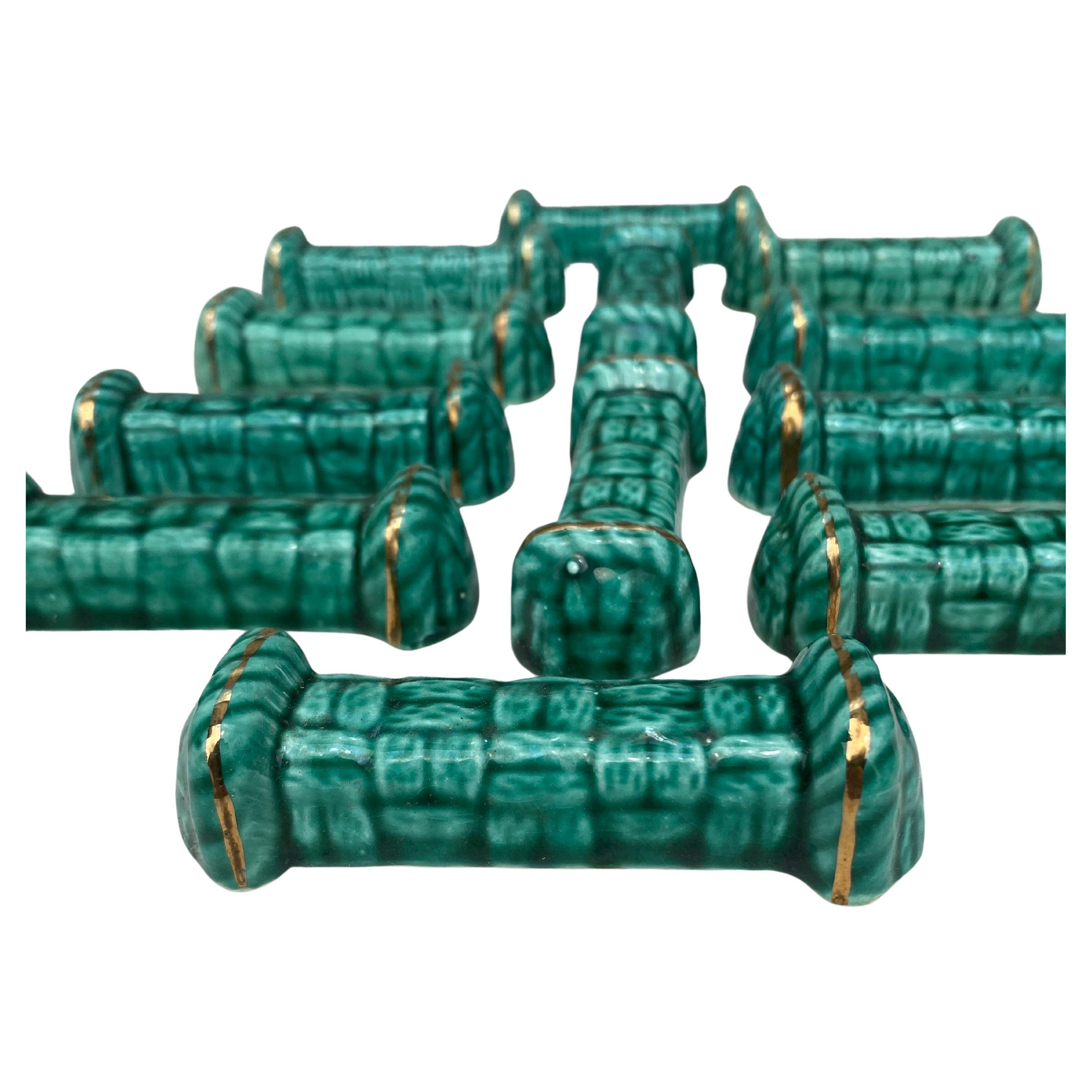 Juego de 12 apoyacuchillos de mayólica verde Vallauris, circa 1950 Francés en venta