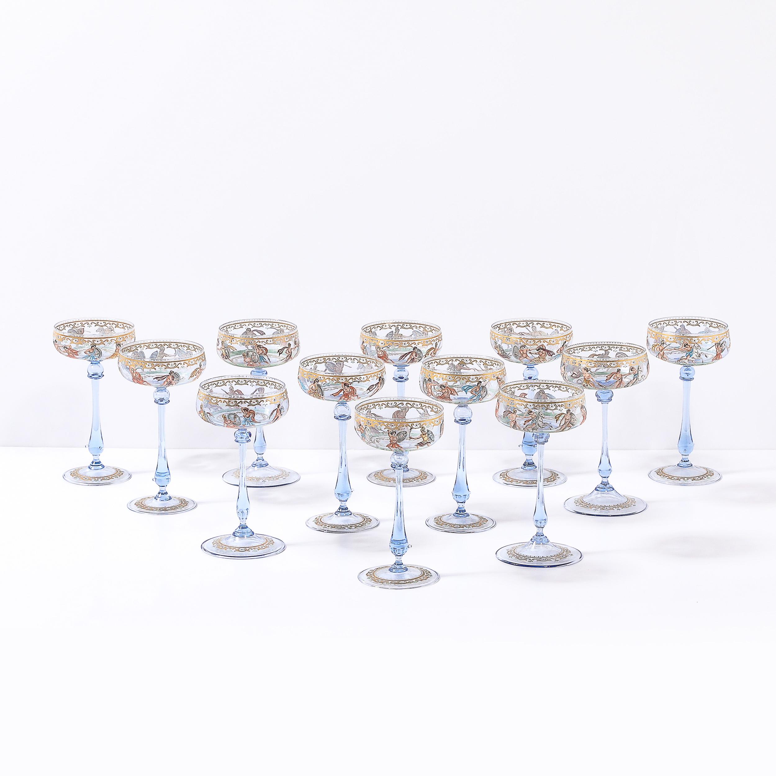 Dieser exquisite Satz von zwölf Murano-Kunstglas-Champagner-Untertassen, der Salviati zugeschrieben wird und um 1950 in Italien hergestellt wurde, verkörpert die venezianische Glasherstellung in ihrer raffiniertesten und historisch eindrucksvollsten