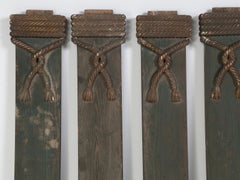 Ensemble de 12 pilastres ou piliers très anciens:: sculptés à la main et peints:: avec un motif de cordage
