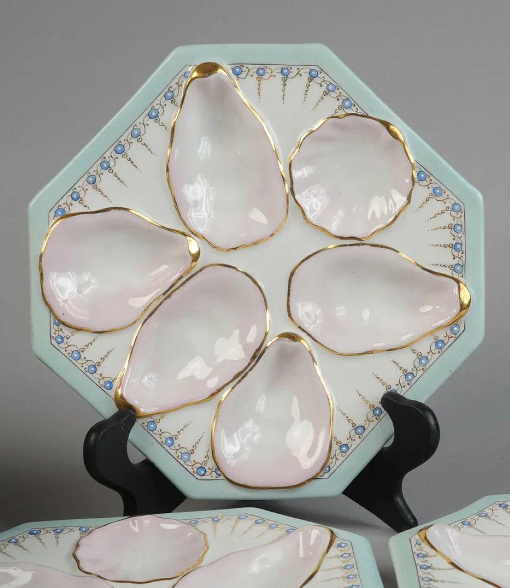 Ensemble de douze assiettes à huîtres peintes à la main (bleu pâle et rose) par Joseph Schachtel, Sophienau.  Plaques octogonales à six puits, délicatement peintes à la main.  Rehaussez votre table à manger ou vos murs avec ces petites œuvres d'art