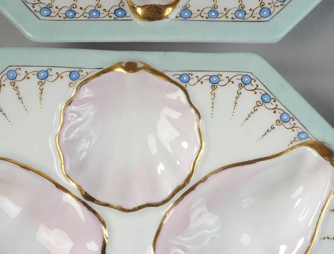 Style international Ensemble de 12 assiettes à huîtres en porcelaine peinte à la main, fin du 19e ou début du 20e siècle en vente