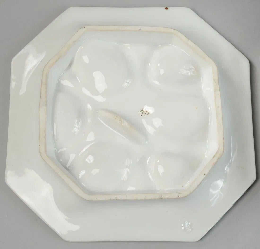 Ensemble de 12 assiettes à huîtres en porcelaine peinte à la main, fin du 19e ou début du 20e siècle Bon état - En vente à Houston, TX