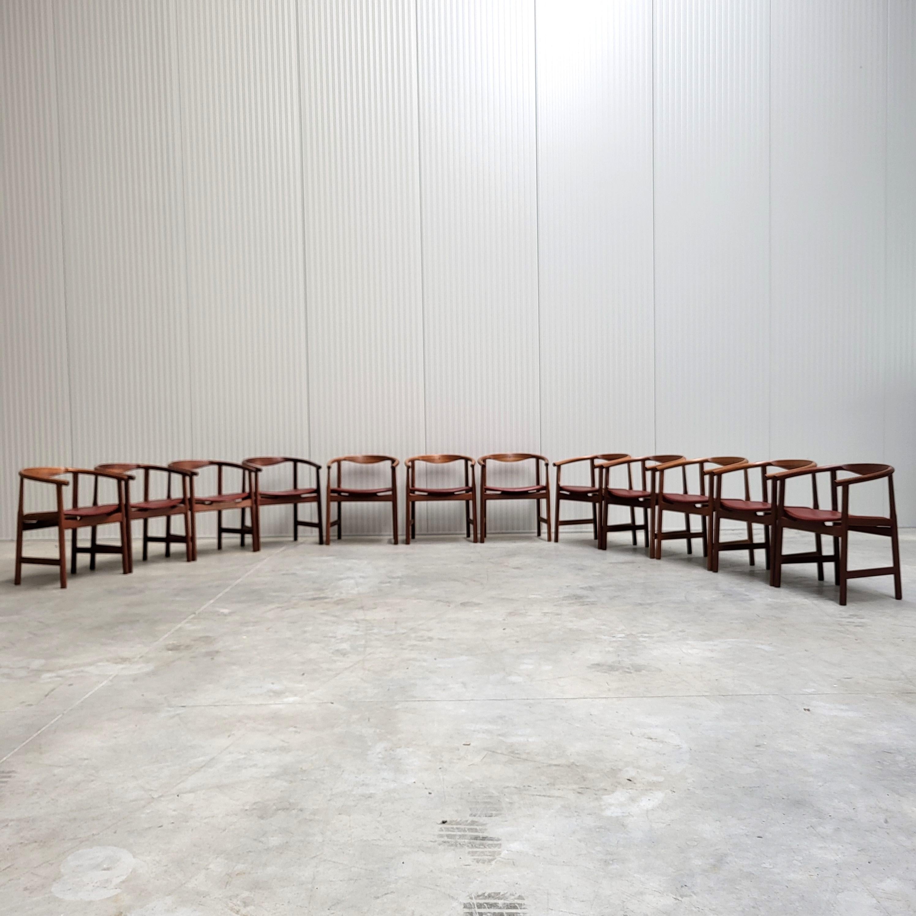 Ce rare ensemble de 12 chaises de salle à manger modèle pp203 de Hans J. Wegner a été conçu en 1969 pour la célèbre usine PP Mobler au Danemark et fabriqué dans les années 1970 / 1980. L'une des chaises de salle à manger les plus emblématiques de