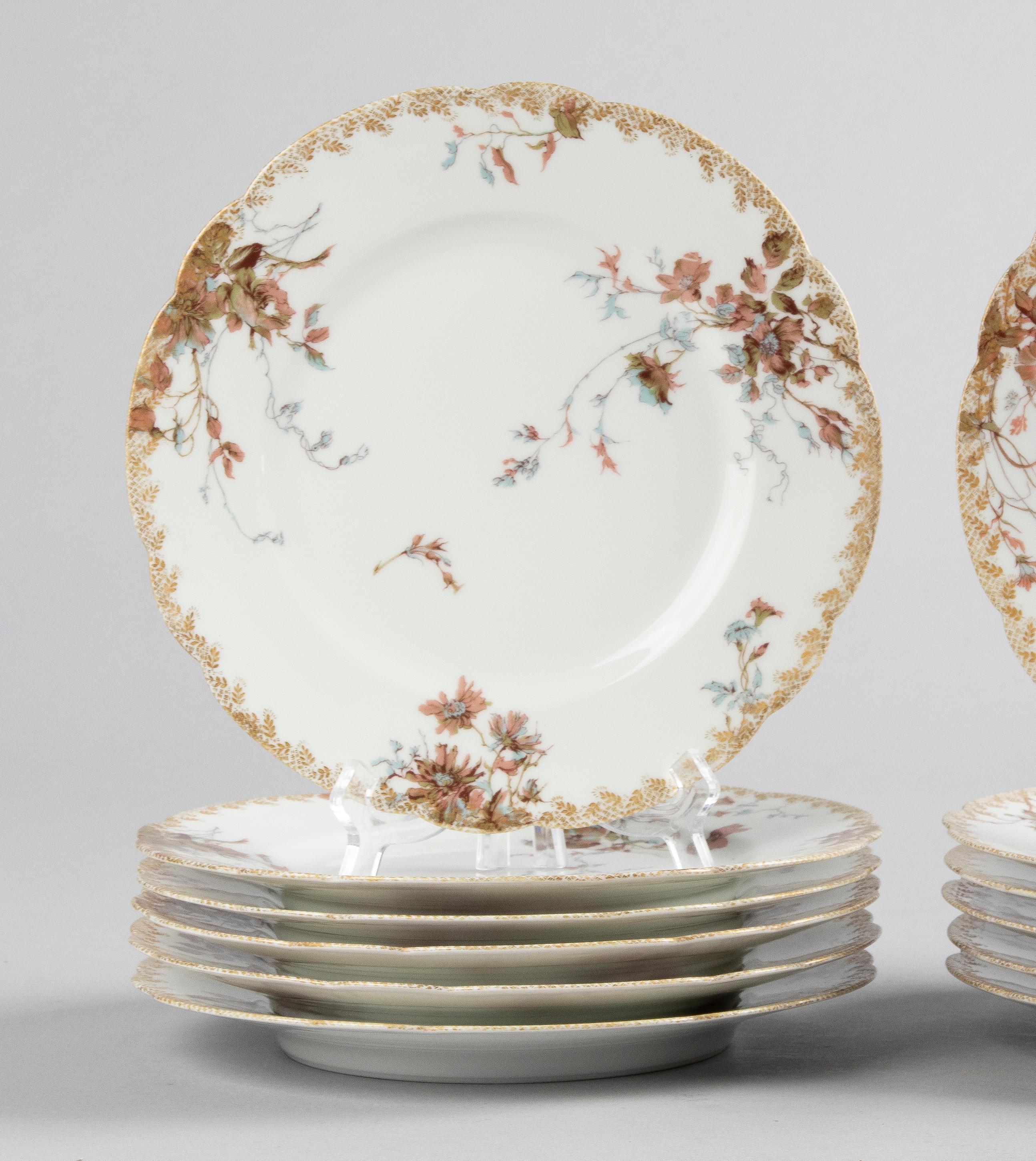 Magnifique ensemble de 12 assiettes à dîner en porcelaine du fabricant français Haviland Limoges. La porcelaine est décorée de toutes sortes de fleurs différentes et d'accents dorés dans un style Art nouveau typique. Belle dorure sur les bords. Les