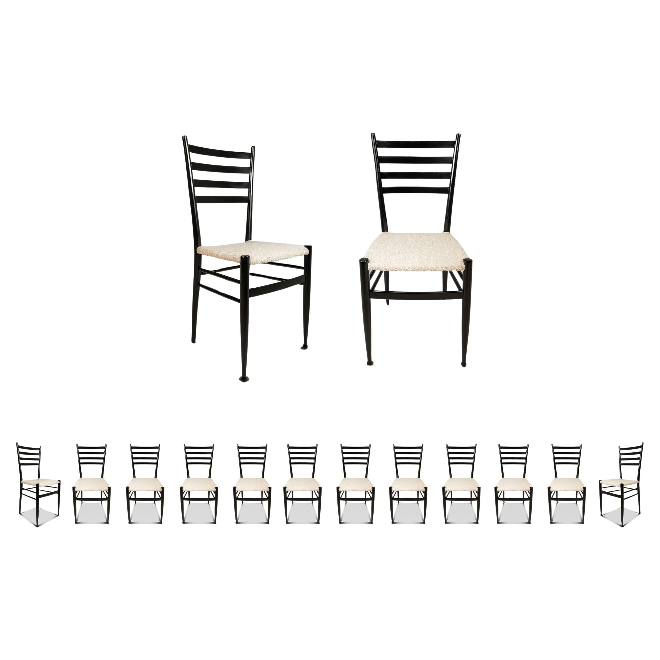 Ensemble de 12 fauteuils à dossier haut en bouclé blanc d'après Gio Ponti, Italie, c. 1960's en vente