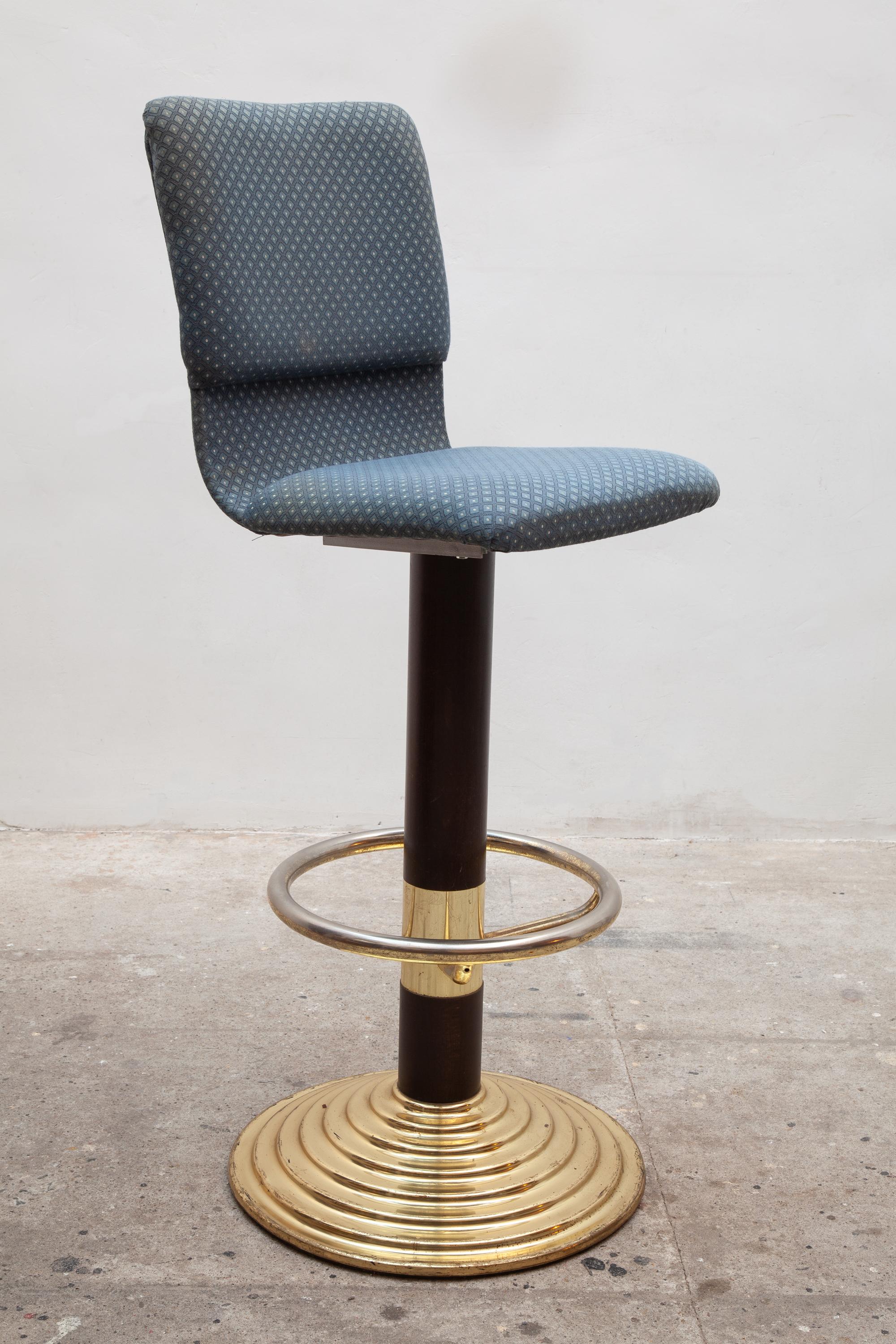 Comfortable 1980s barstool with patterned blue upholstery needs to renewed. Sturdy metal base in brass and black with footrest.
Not adjustable!
 