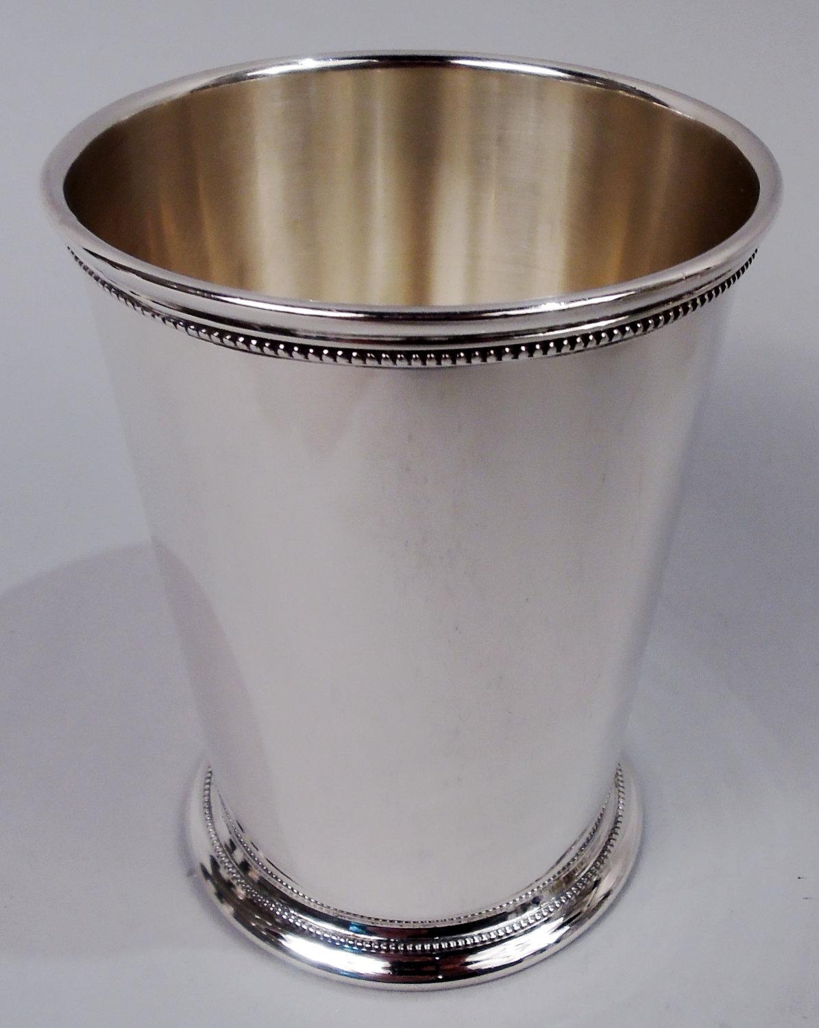 Set di 12 tazze da menta in argento sterling. Prodotto da International a Meriden, Conn. Ciascuno: Fianchi dritti e affusolati, cerchi perlinati e modanati e piede a zoccolo. Completamente marcato con il timbro del fabbricante, la frase 