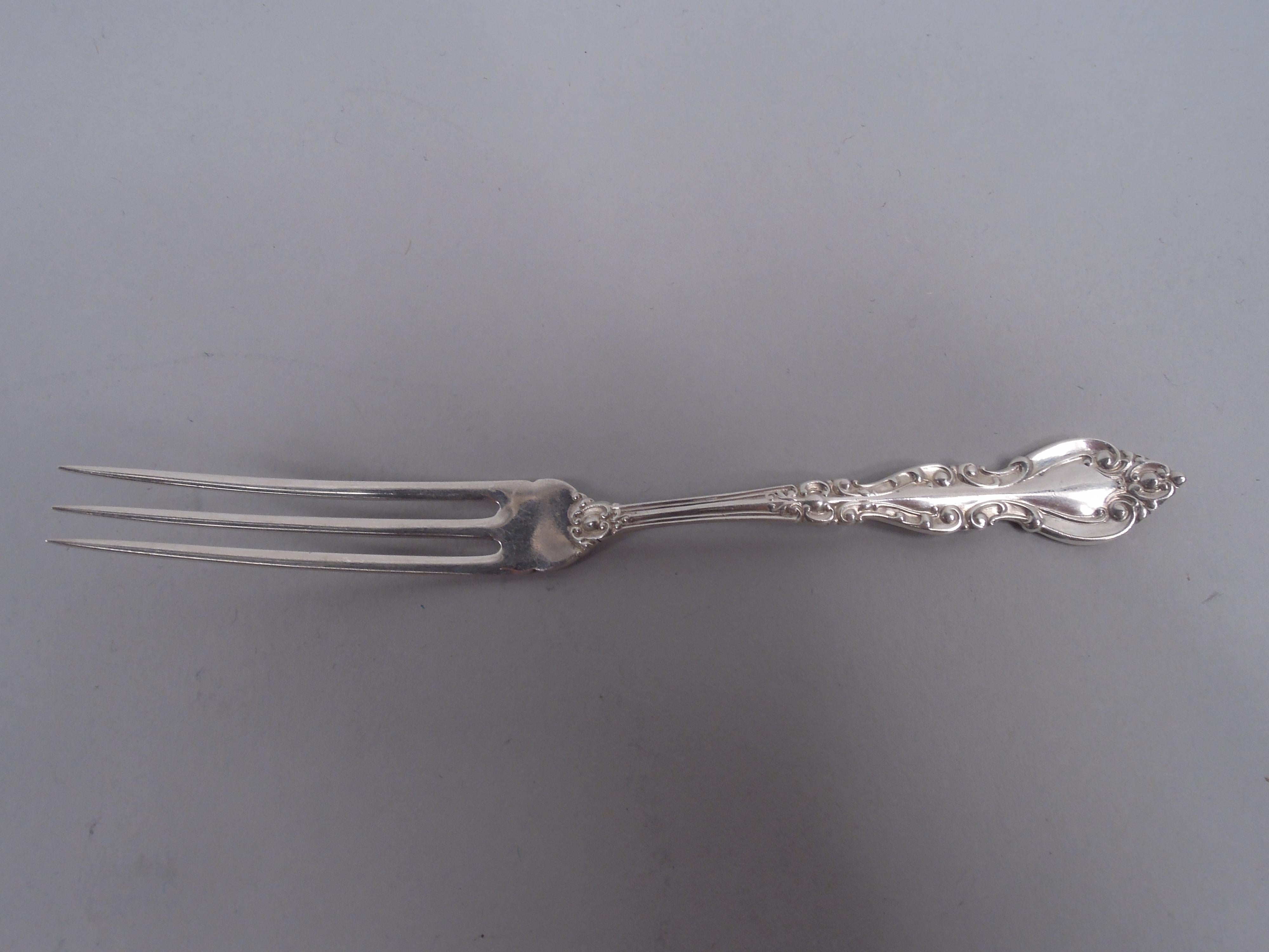 Jeu de 12 fourchettes à fraises en argent sterling Warwick. Fabriqué par International Silver Co. Chaque : Terminal en forme de terminal allongé et en volute (vacant). Il est difficile de trouver des pièces dans ce modèle, qui a été produit pour la