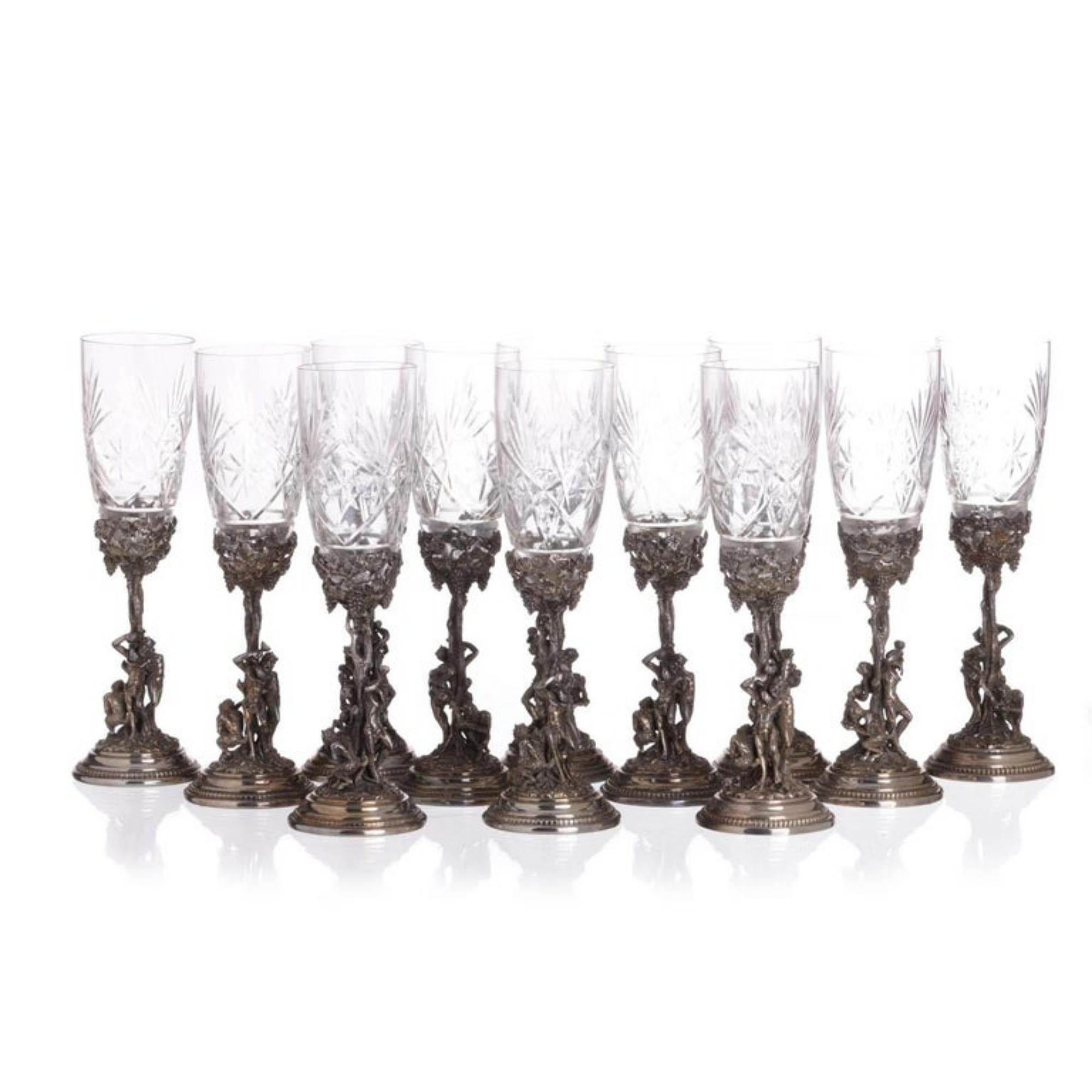12 Italian cups serving
of the 20th century in cut crystal, with base and base in silver metal, relieved decoration alluding to the God Bacchus.
Brand name on the base
Measure: Height: 23 cm
Very good condition.


