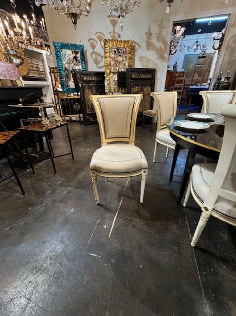 Juego de 12 Sillas de Comedor Italianas Directoire Talladas y Doradas a la Parcela 2
