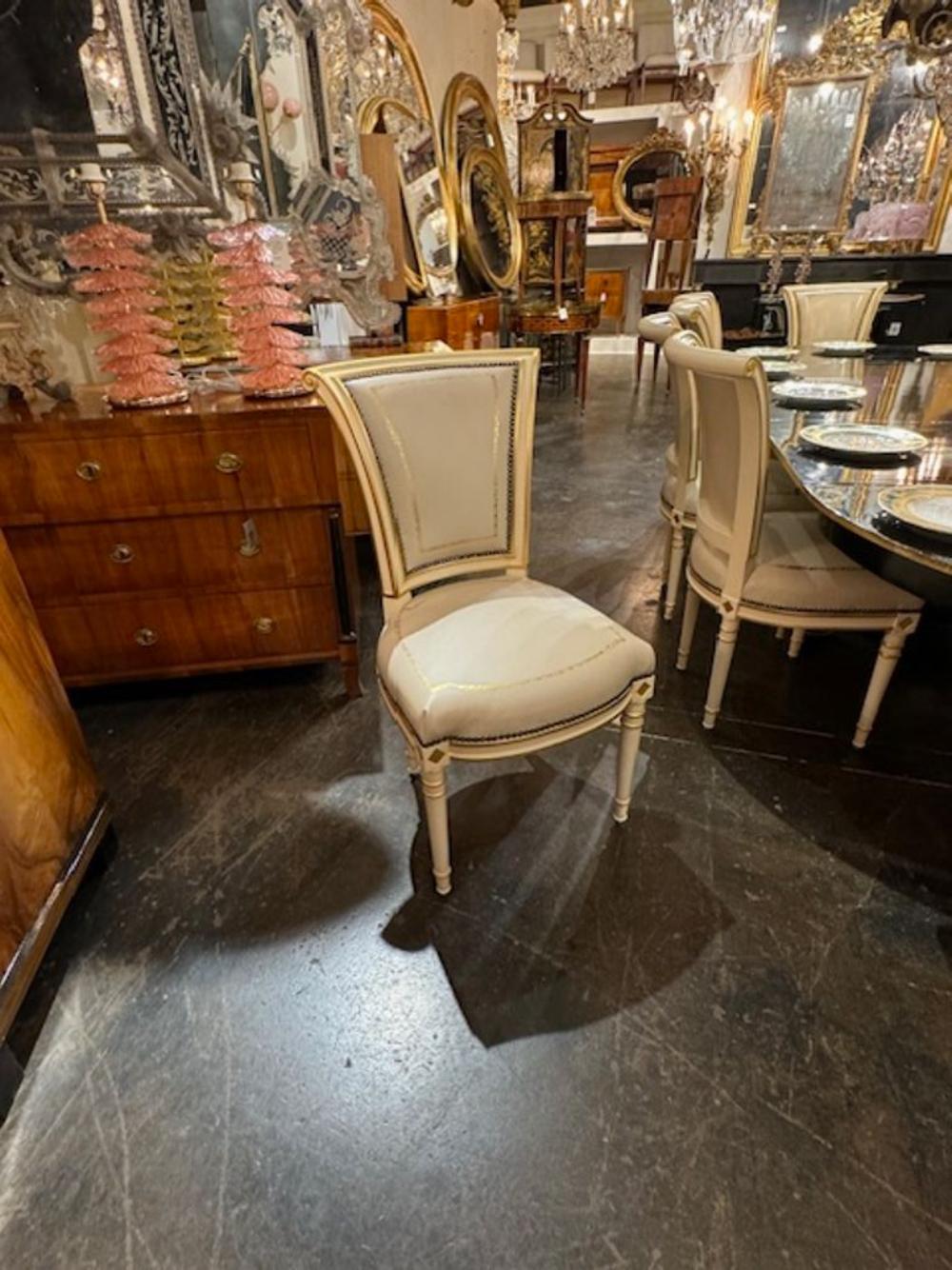 Fino juego de 12 sillas de comedor italianas del Directoire talladas y doradas a paquete. Tapizada en un bonito tejido neutro. ¡Una elección elegante que aporta un verdadero toque de clase!