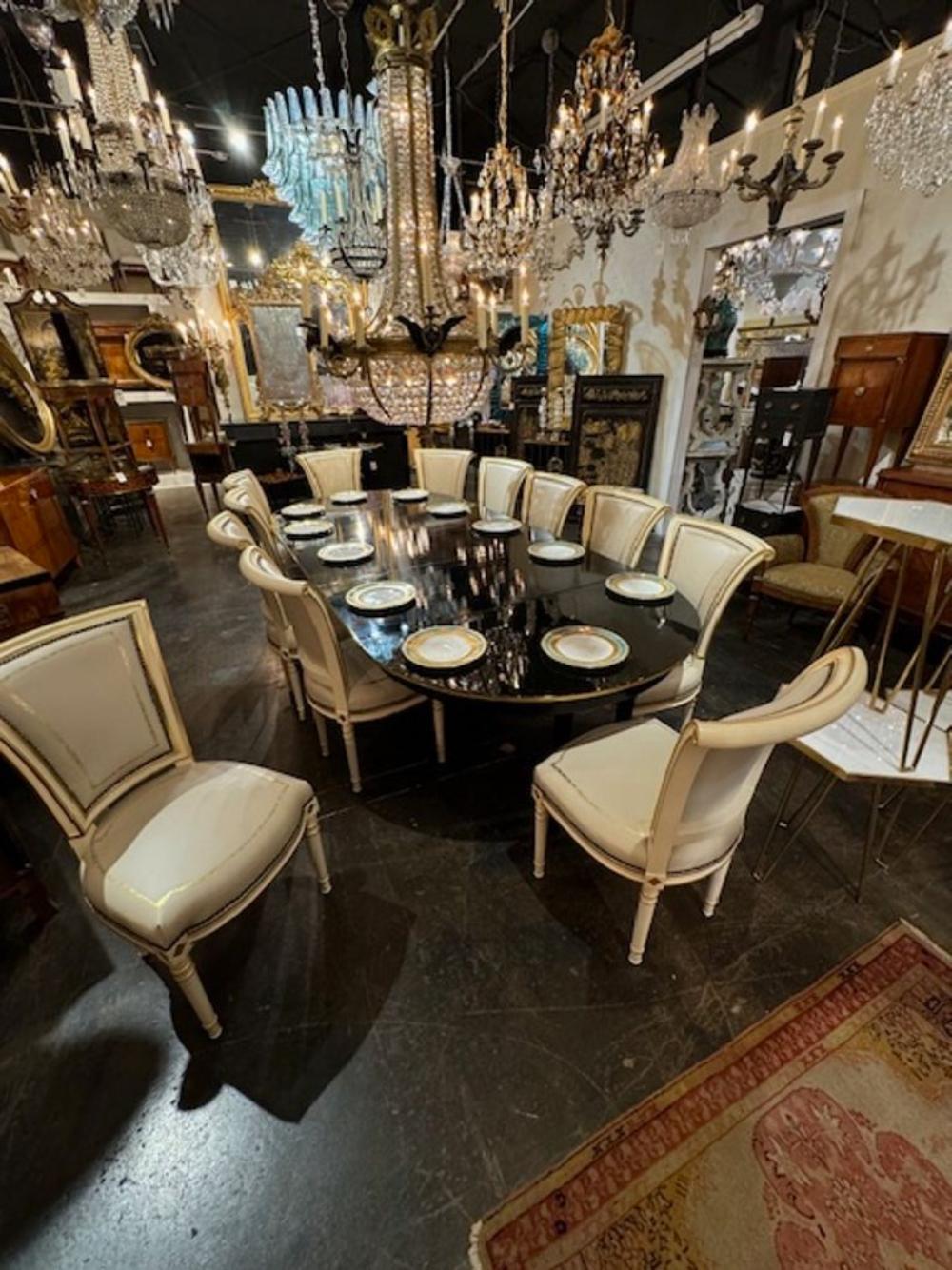 Juego de 12 Sillas de Comedor Italianas Directoire Talladas y Doradas a la Parcela Directorio