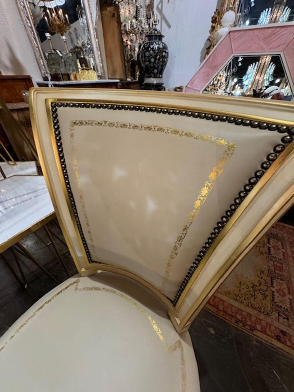 Juego de 12 Sillas de Comedor Italianas Directoire Talladas y Doradas a la Parcela Italiano