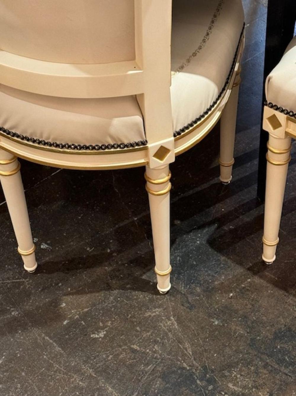 Juego de 12 Sillas de Comedor Italianas Directoire Talladas y Doradas a la Parcela Siglo XXI y contemporáneo