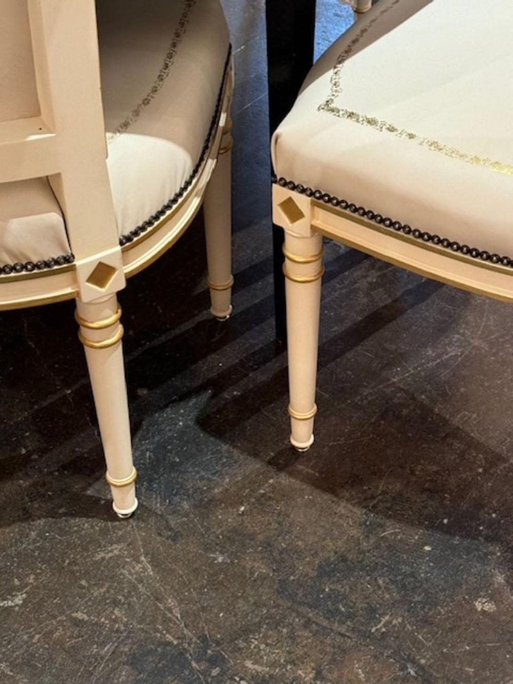 Juego de 12 Sillas de Comedor Italianas Directoire Talladas y Doradas a la Parcela Tapicería
