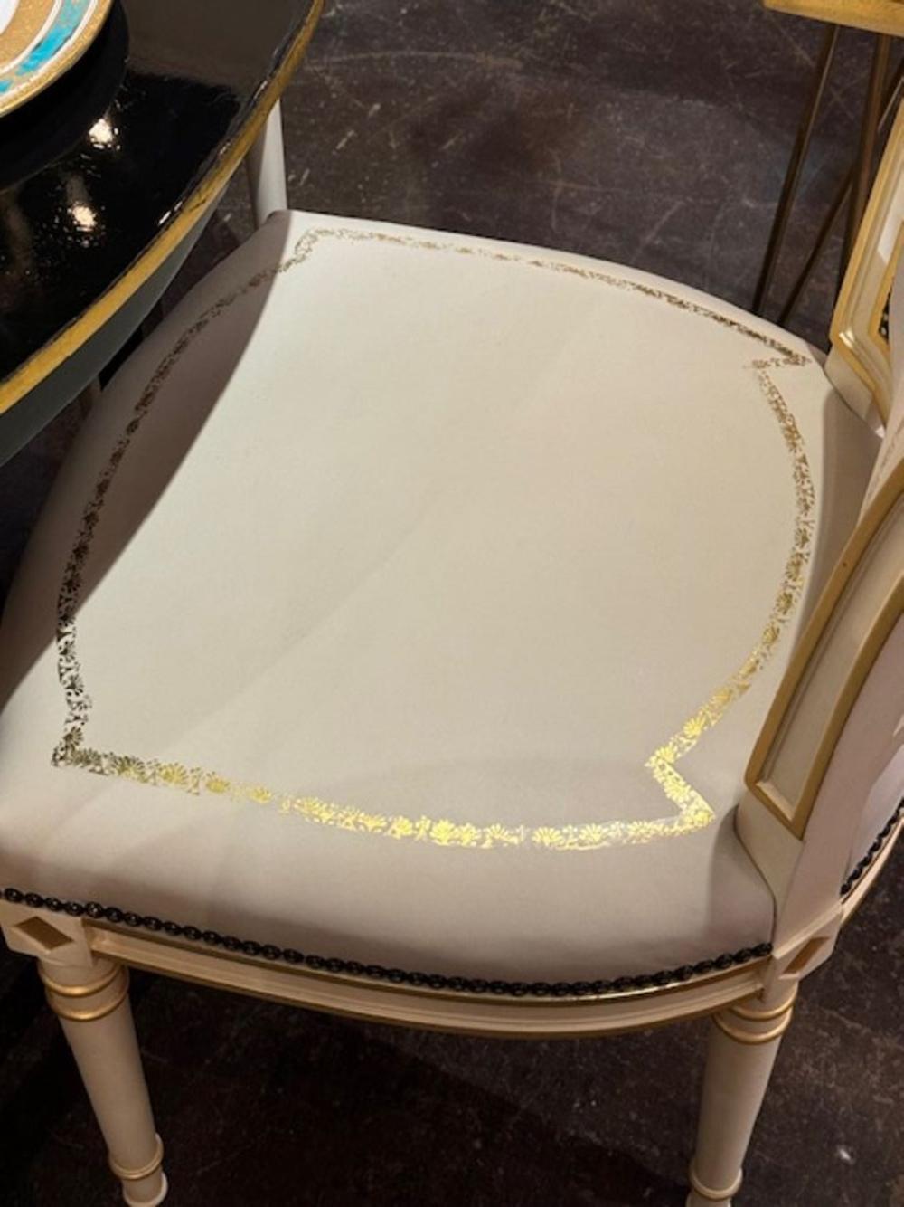 Juego de 12 Sillas de Comedor Italianas Directoire Talladas y Doradas a la Parcela 1