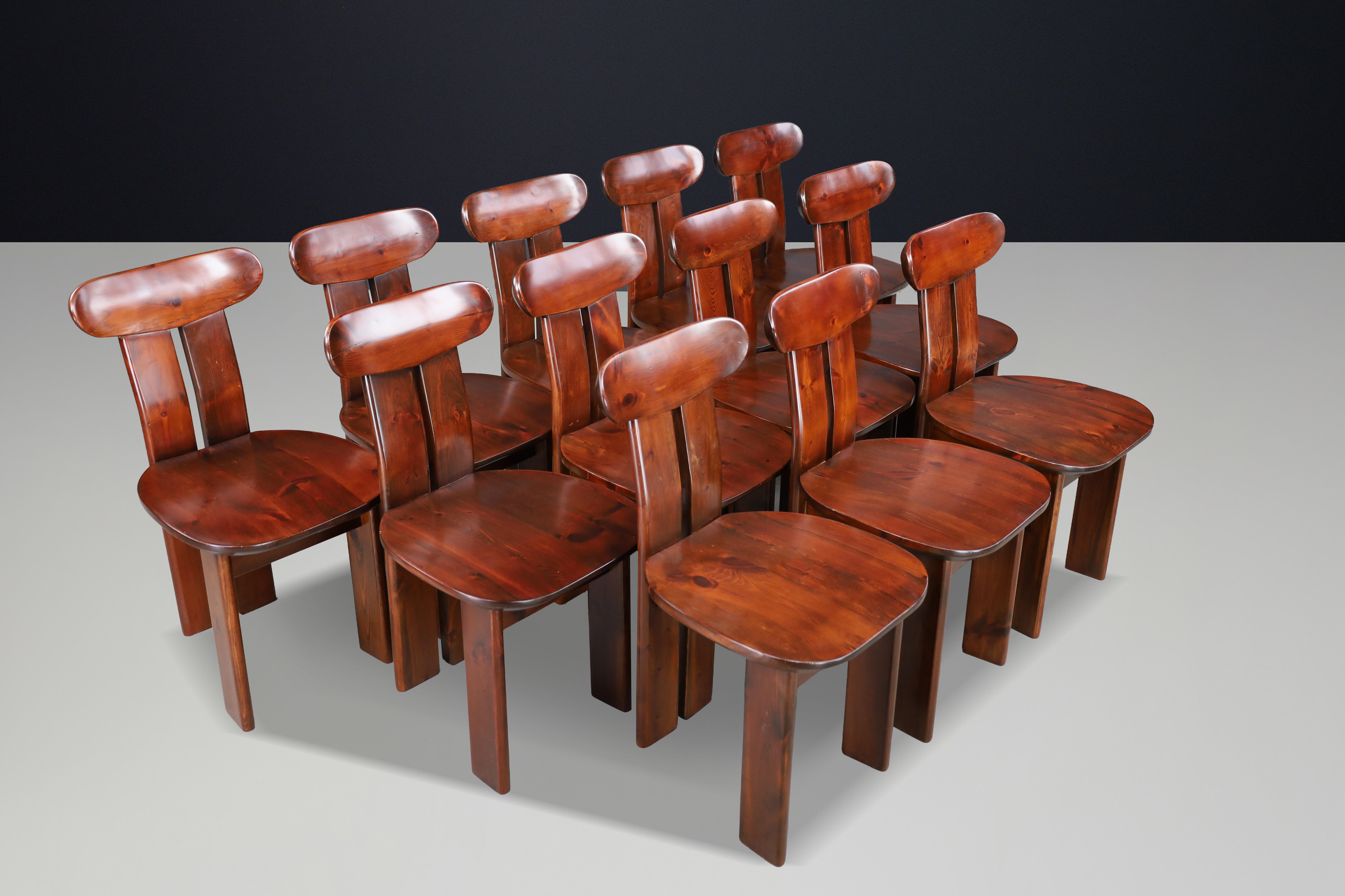 Set di 12 sedie da pranzo italiane in pino, attribuite a Mario Marenco, anni '70 in vendita 1